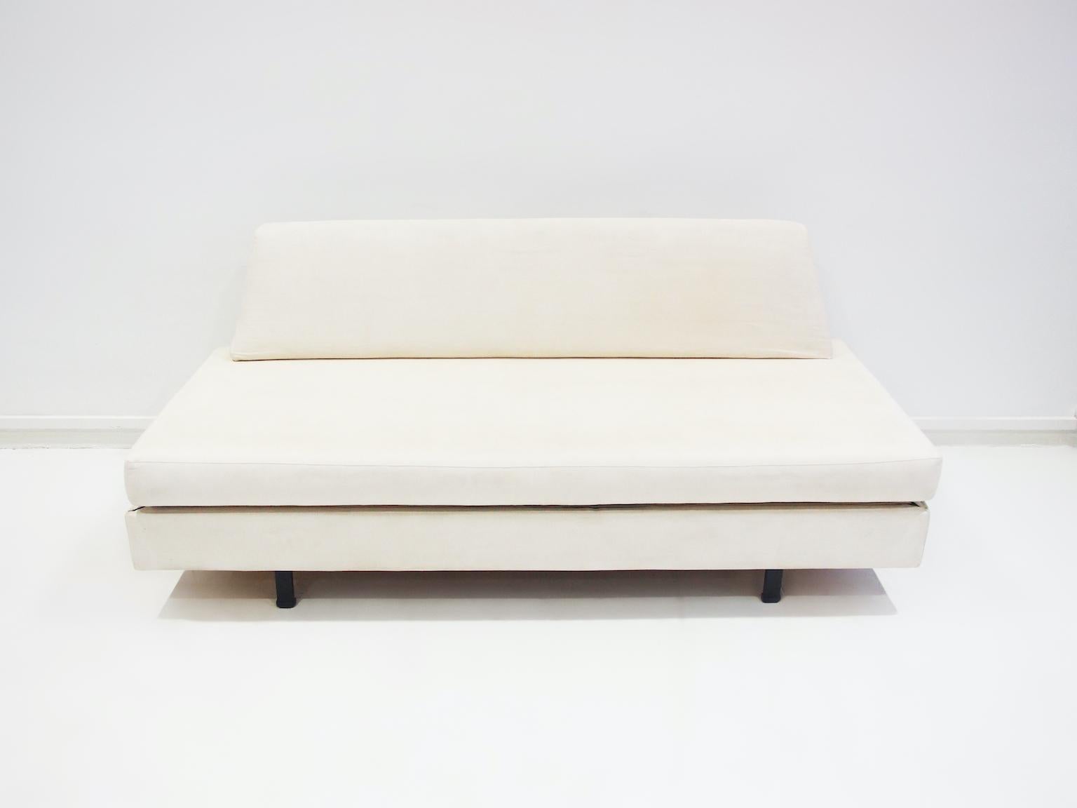 Minimalist Italian Modernist Daybed with White Upholstery and Iron Frame For Sale