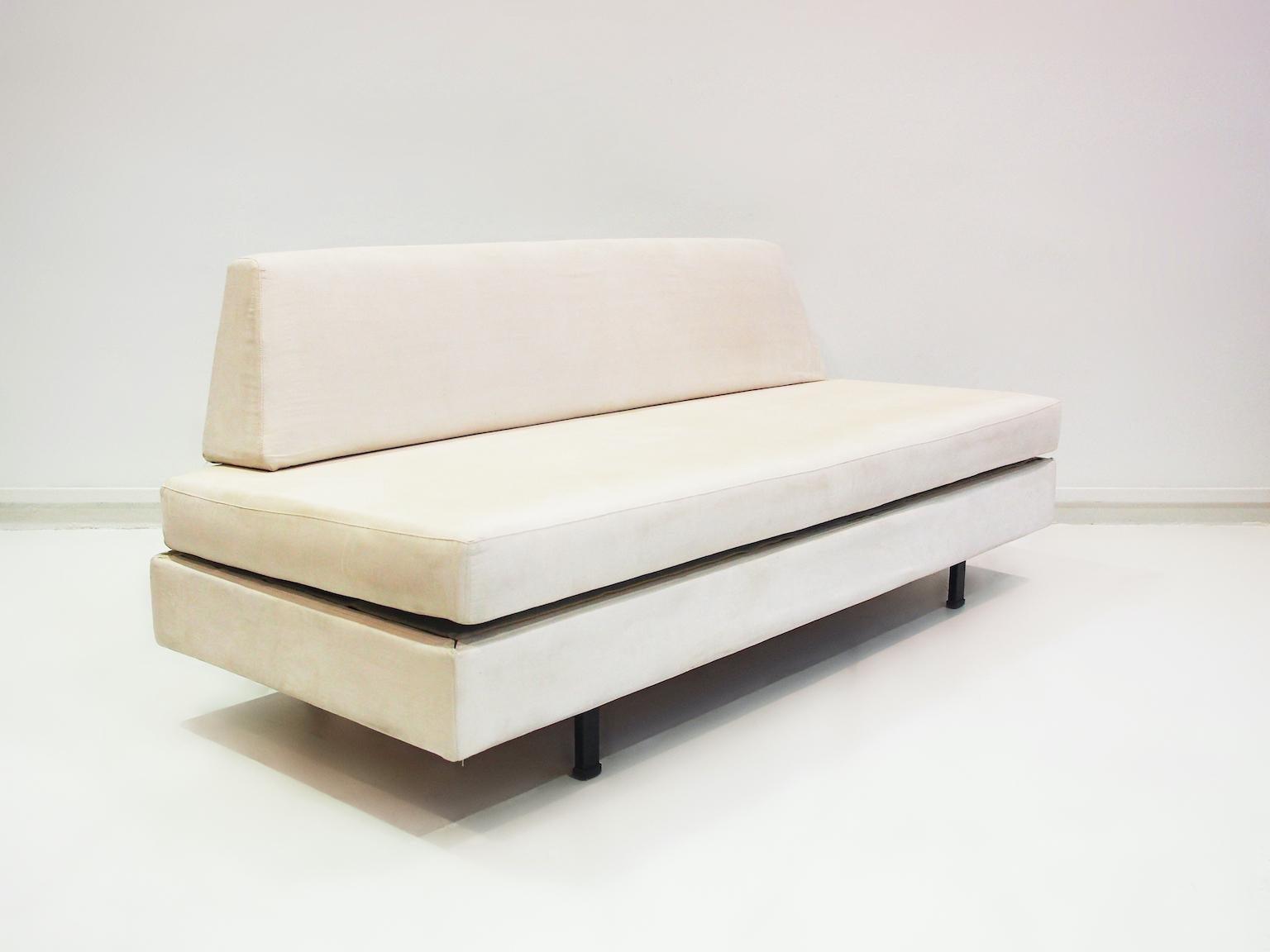 Italian Modernist Daybed with White Upholstery and Iron Frame In Good Condition For Sale In Madrid, ES