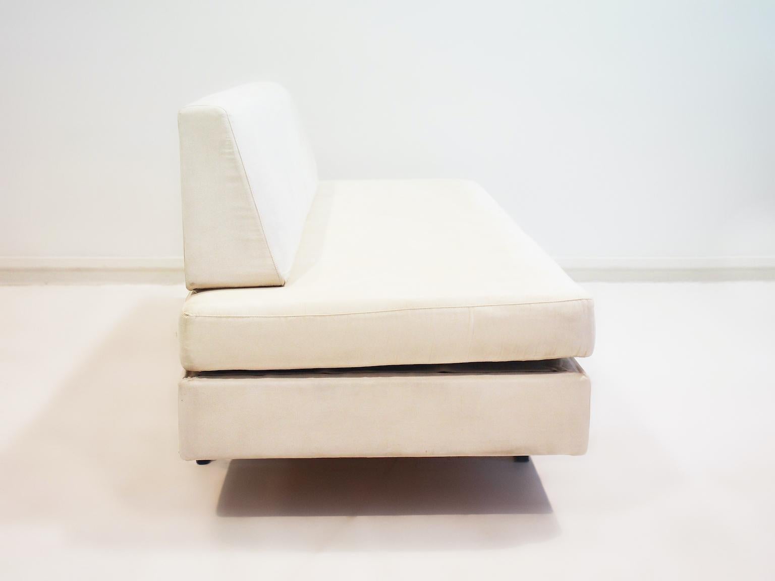 20th Century Italian Modernist Daybed with White Upholstery and Iron Frame For Sale