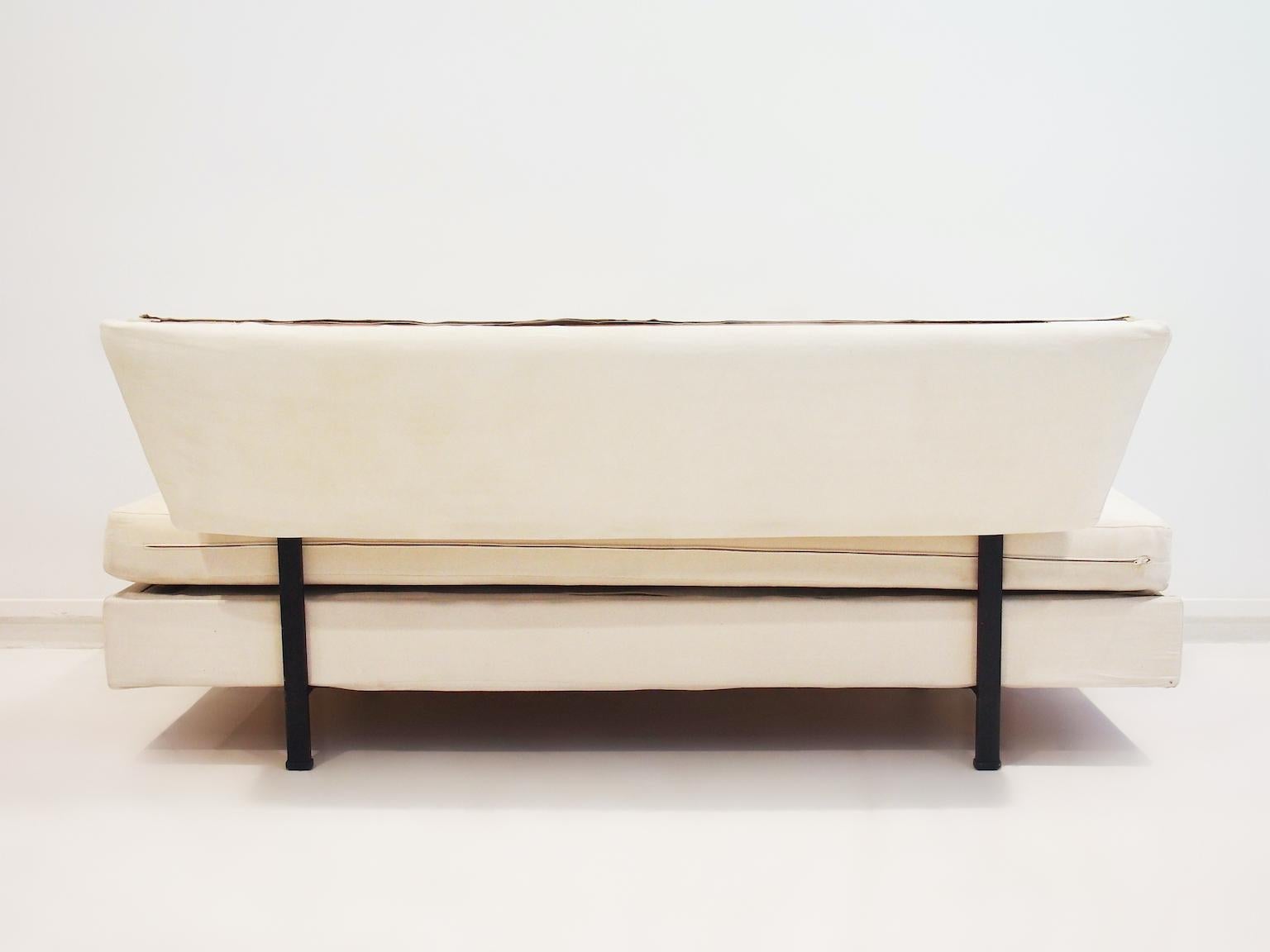 Italian Modernist Daybed with White Upholstery and Iron Frame For Sale 1