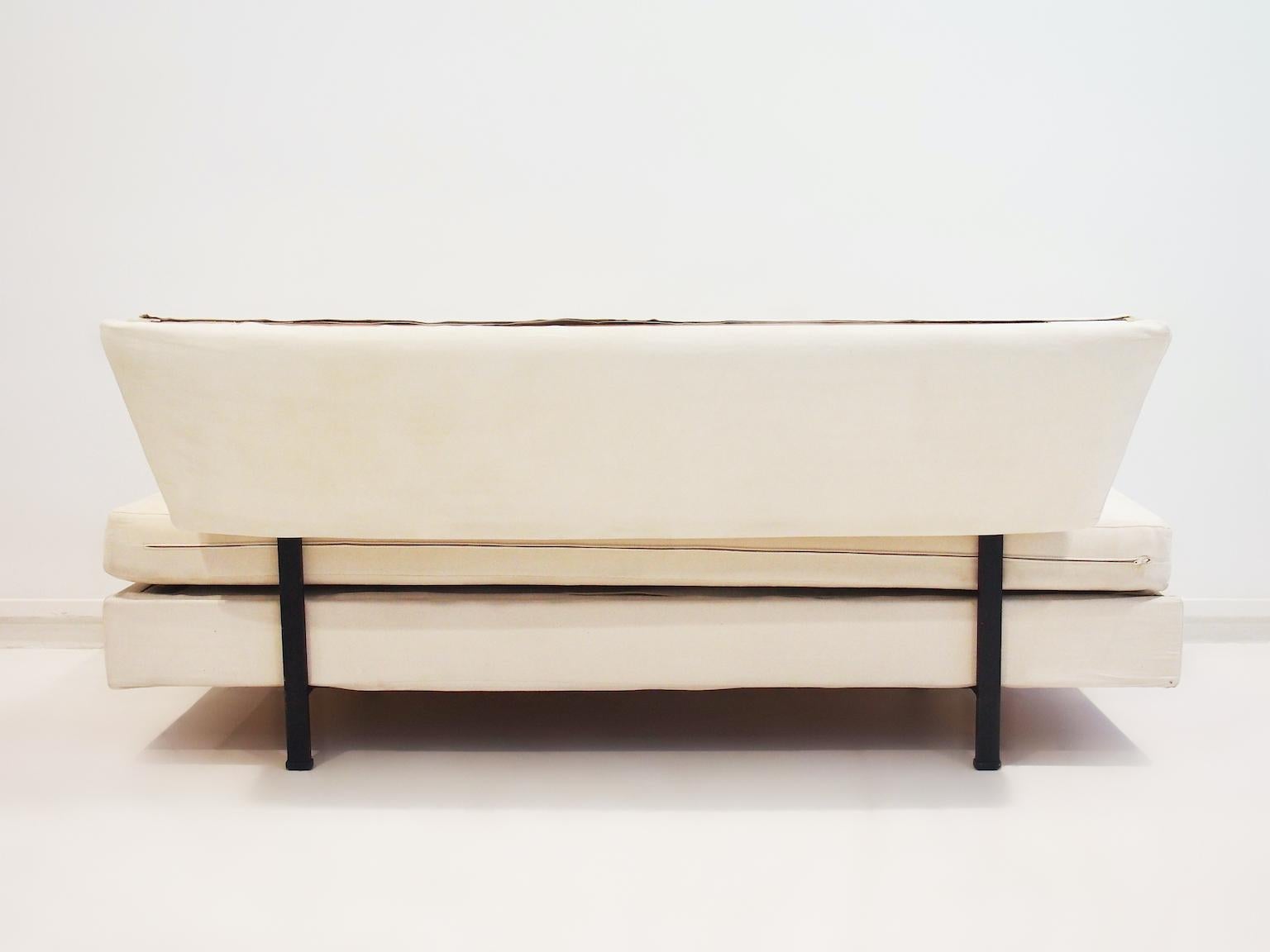 Tessuto Letto da giorno modernista italiano con tappezzeria bianca e struttura in ferro in vendita