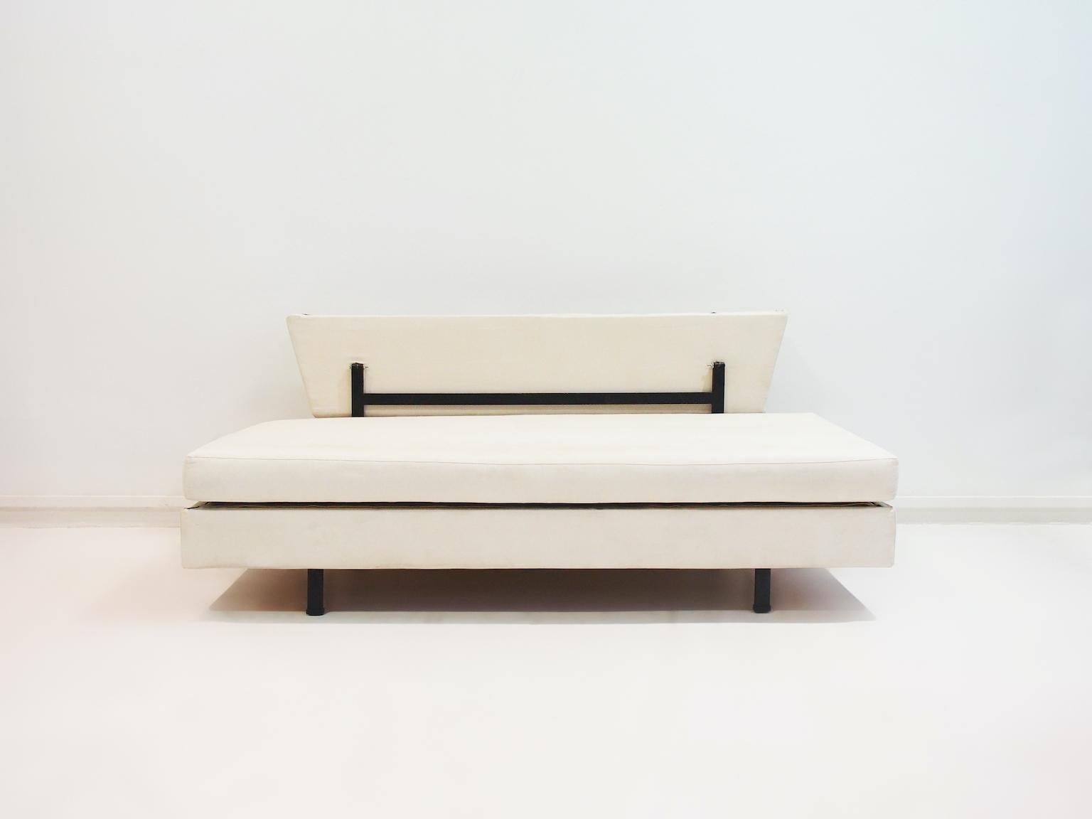 Letto da giorno modernista italiano con tappezzeria bianca e struttura in ferro in vendita 1