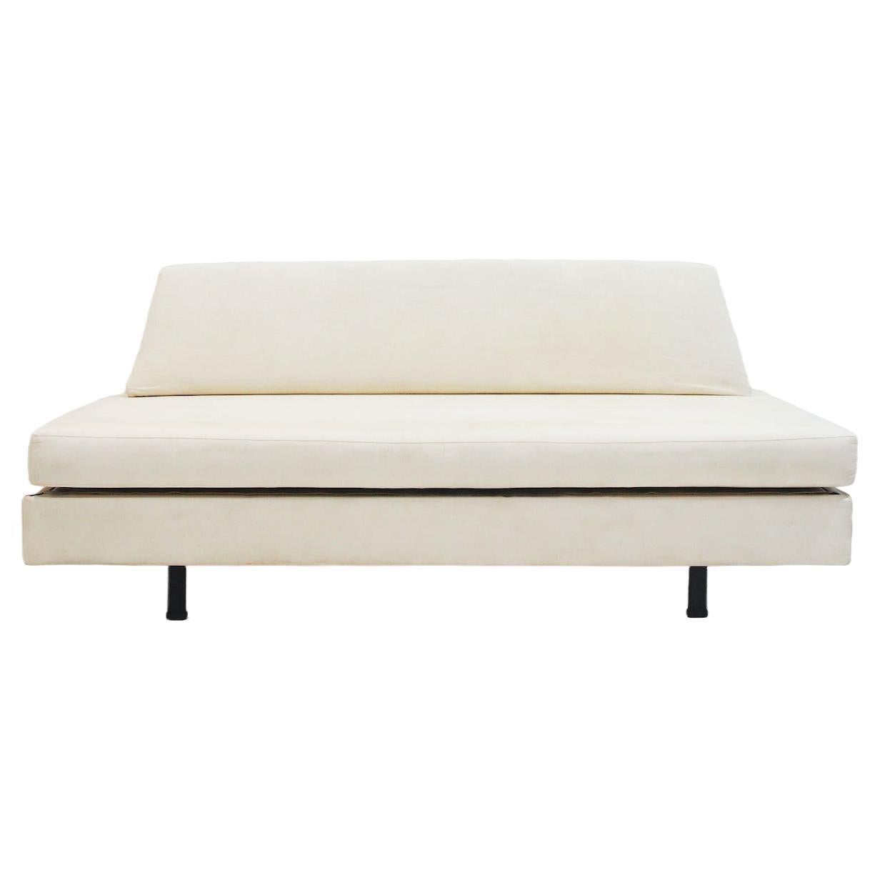 Italian Modernist Daybed with White Upholstery and Iron Frame For Sale