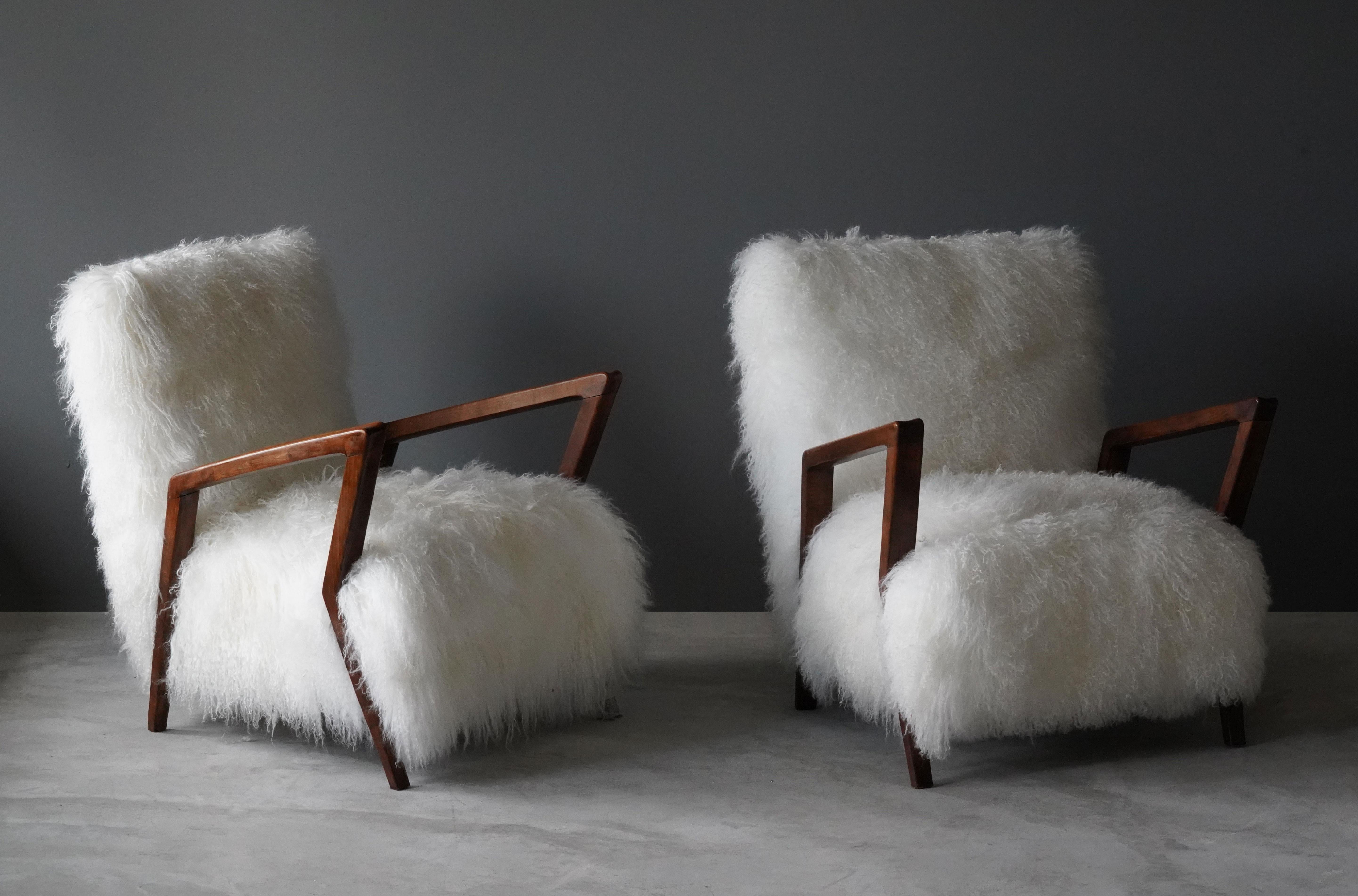 Mid-20th Century Italian Modernist Designer, Lounge Chairs, Walnut, White Sheepskin, Italy, 1950s