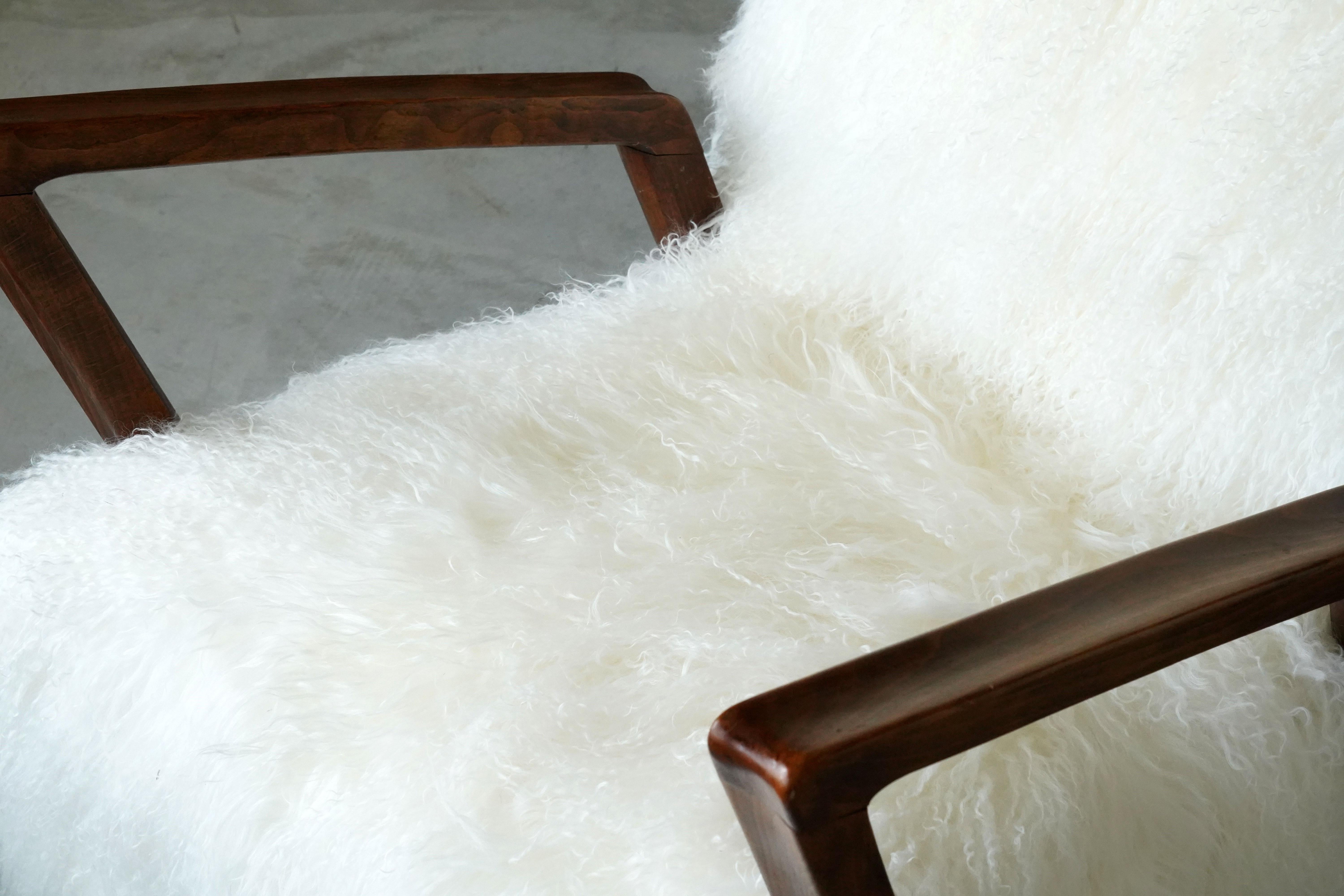 Italian Modernist Designer, Lounge Chairs, Walnut, White Sheepskin, Italy, 1950s 2