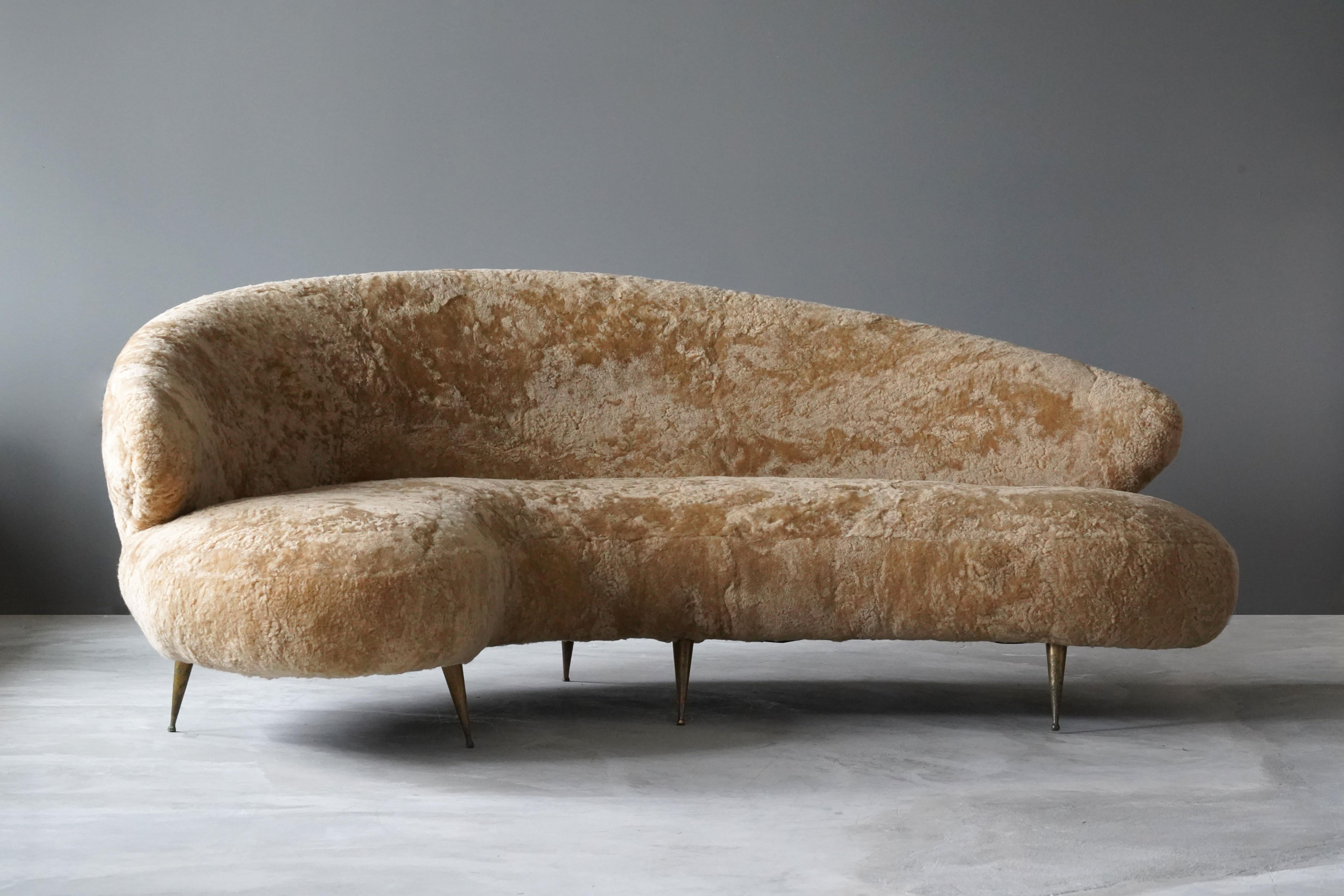 Mid-Century Modern Italian Modernist Designer, Organic Curved Sofa, Brass, Beige Sheepskin, 1950s