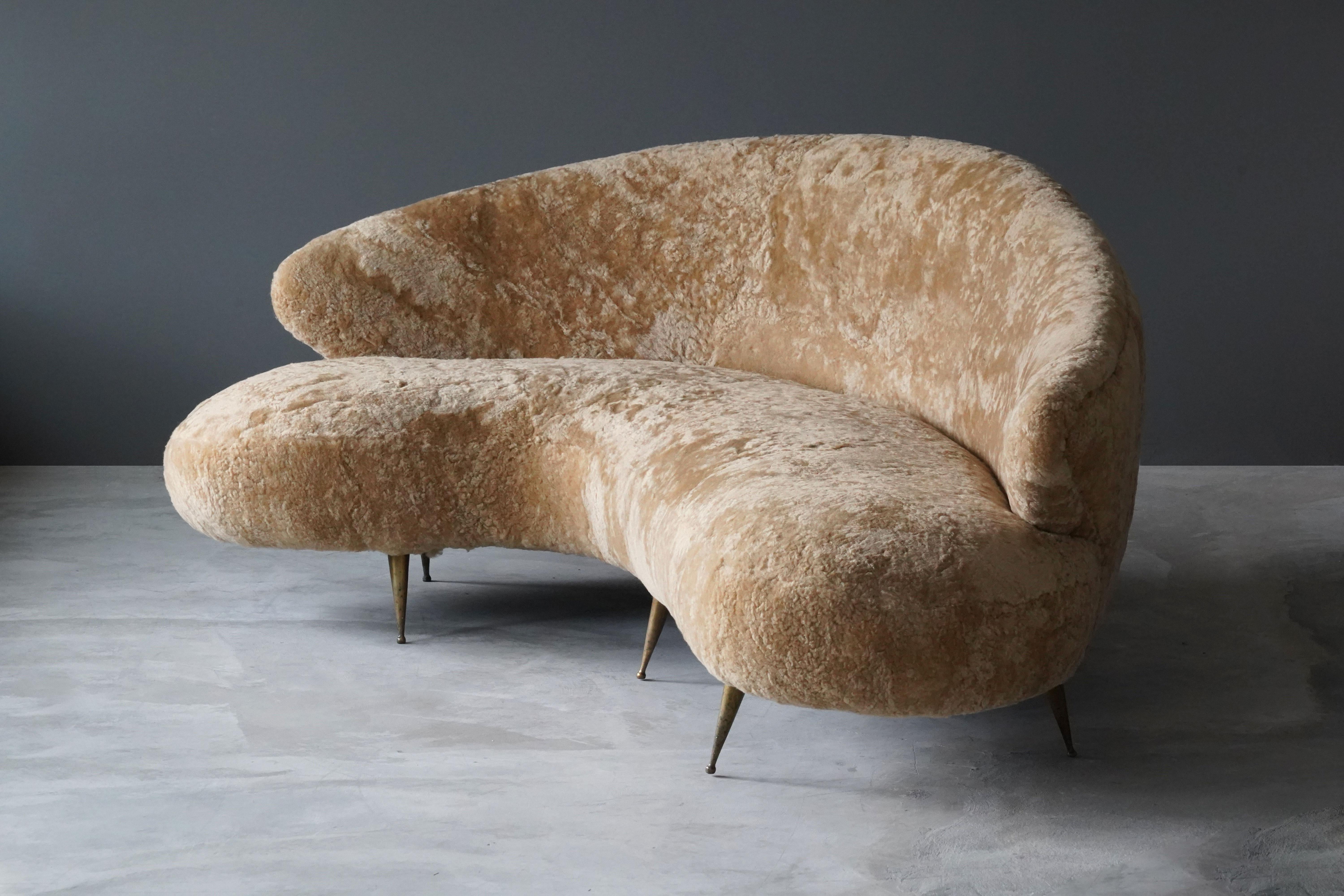 Italian Modernist Designer, Organic Curved Sofa, Brass, Beige Sheepskin, 1950s In Good Condition In High Point, NC