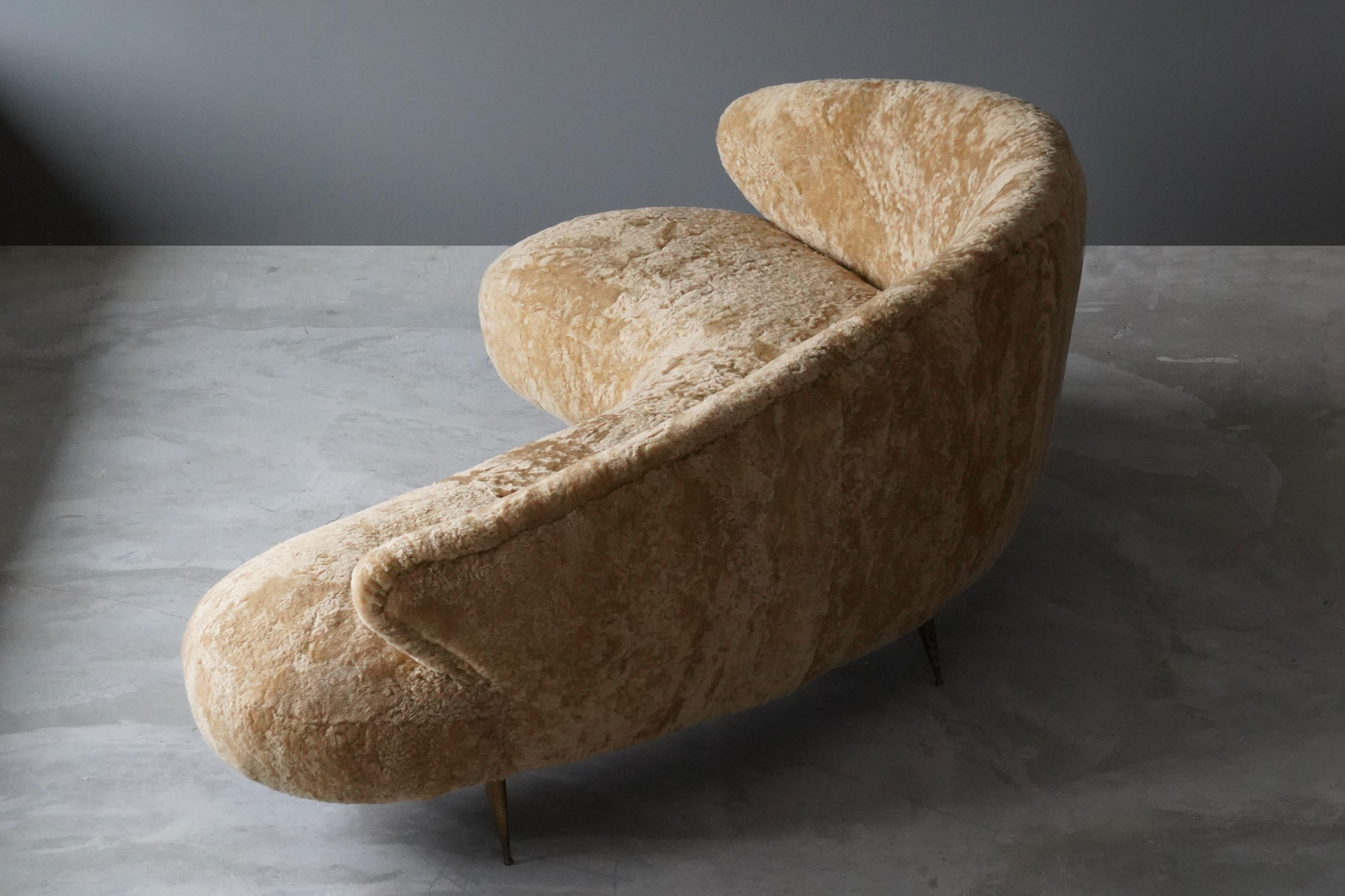 Mid-20th Century Italian Modernist Designer, Organic Curved Sofa, Brass, Beige Sheepskin, 1950s