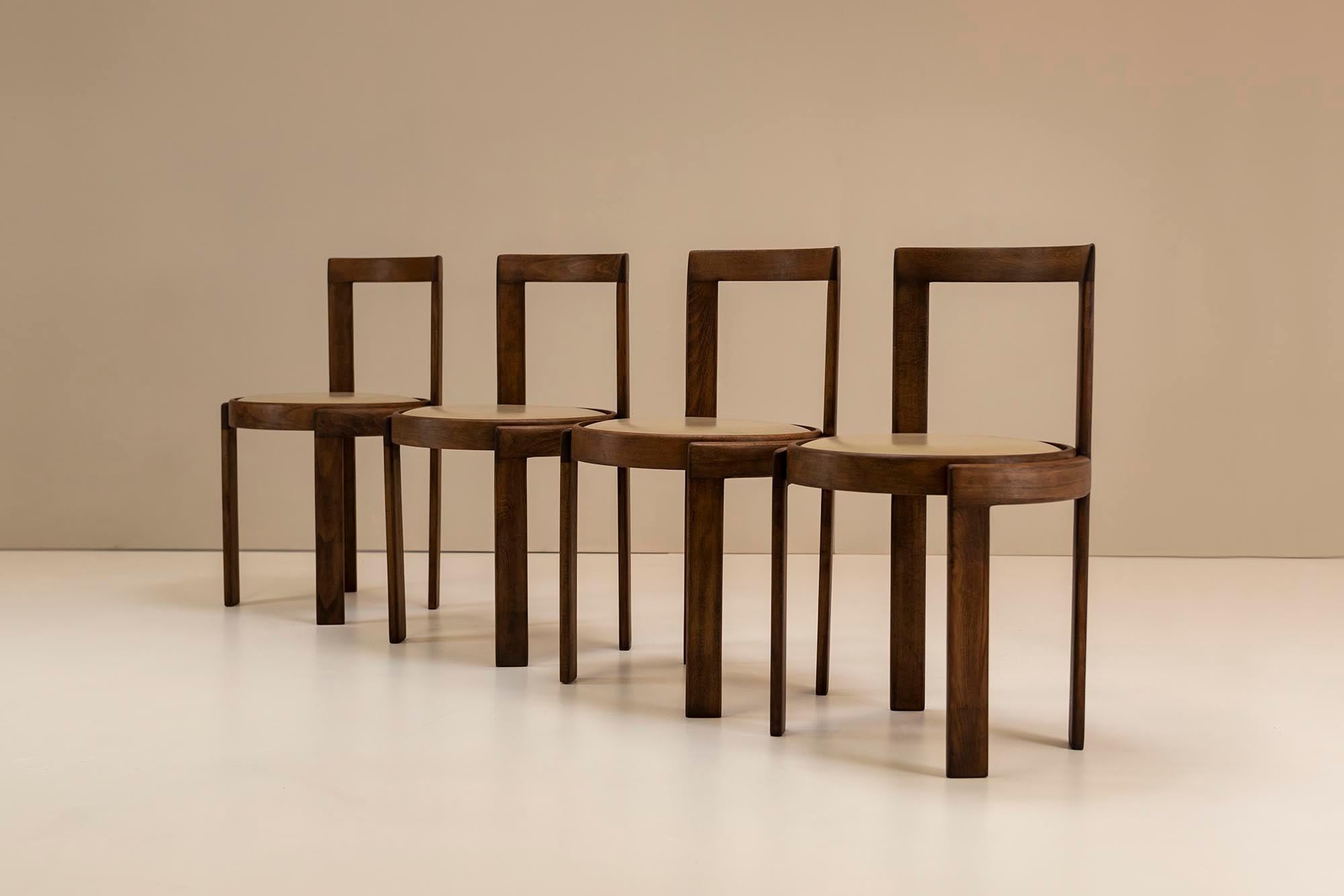 Magnifiques chaises de salle à manger italiennes restaurées par des modernistes en bois de frêne et faux cuir des années 1960. Le frêne est un bois très solide, à la structure ouverte caractéristique, qui peut facilement être courbé après avoir été