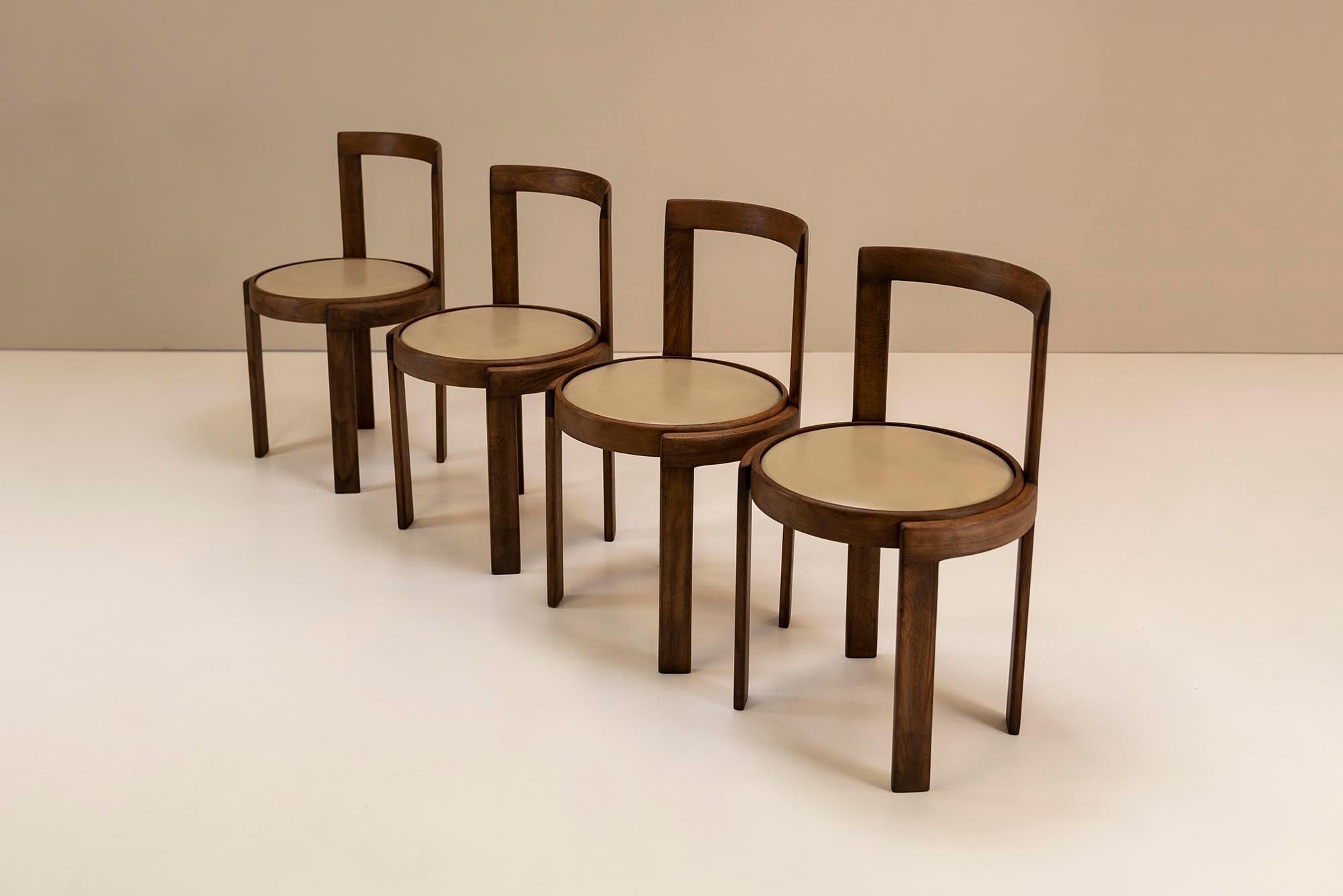 Mid-Century Modern Chaises de salle  manger modernistes italiennes en frne et faux cuir, annes 1960 en vente
