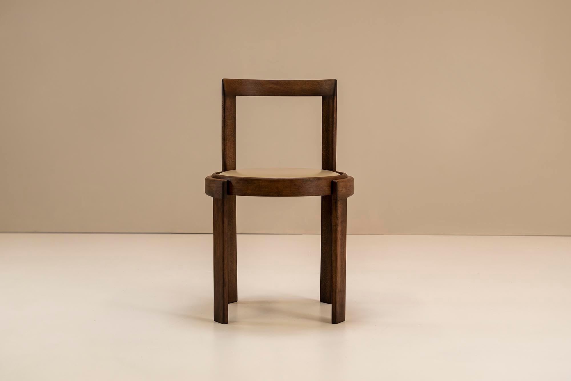 Imitation cuir Chaises de salle  manger modernistes italiennes en frne et faux cuir, annes 1960 en vente