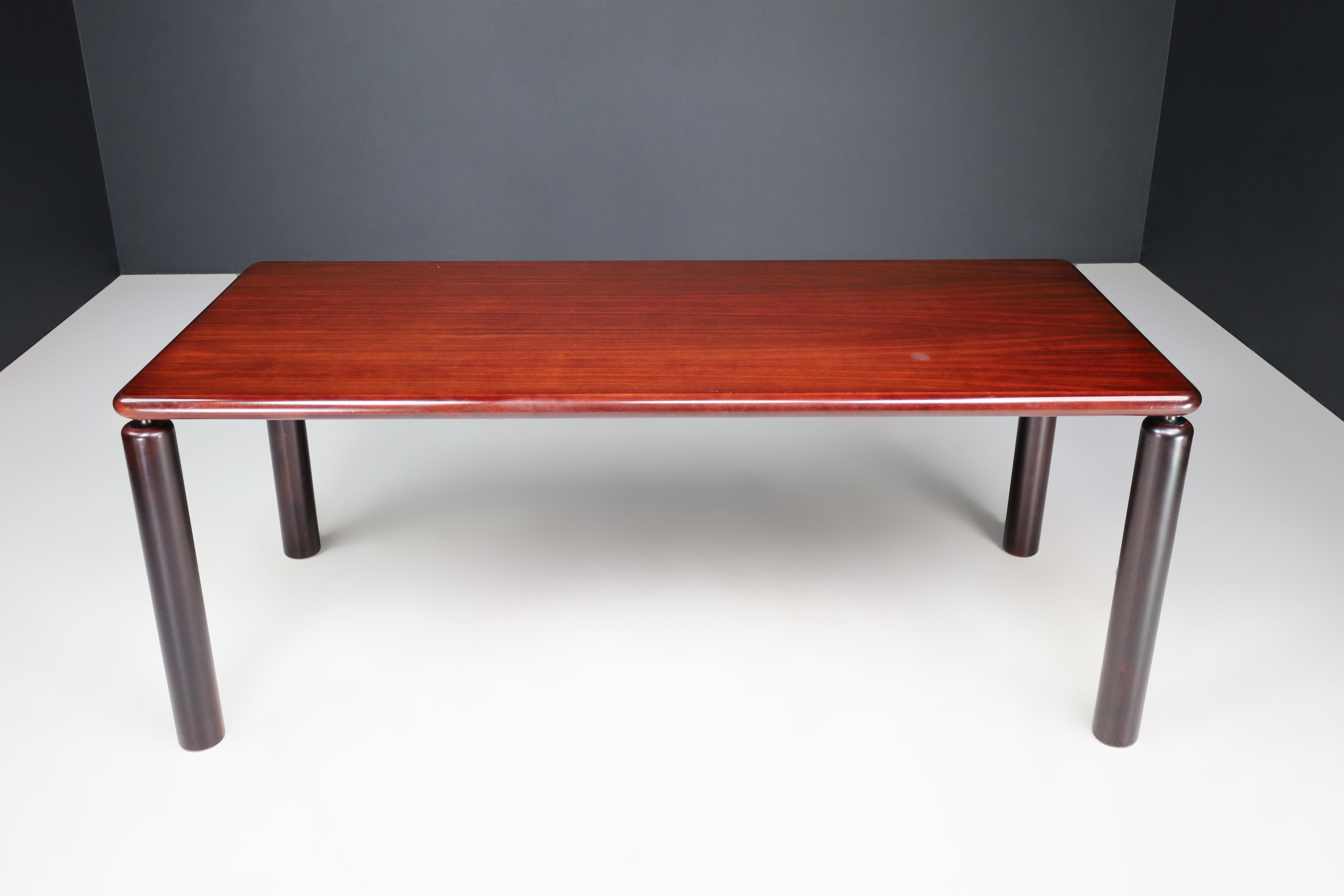 Table de salle à manger moderniste italienne attribuée au style de Tobia Scarpa, années 1970

Elegante et architecturale, cette table de salle à manger italienne des années 1970 incarne le minimalisme raffiné et la présence sculpturale associés au