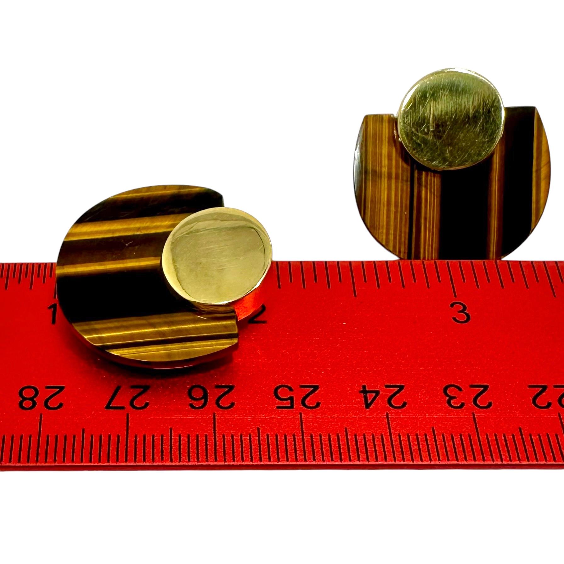 Italian Modernist Earrings in 18k Yellow Gold and Tigers-Eye 1 Inch by 1 Inch For Sale 2