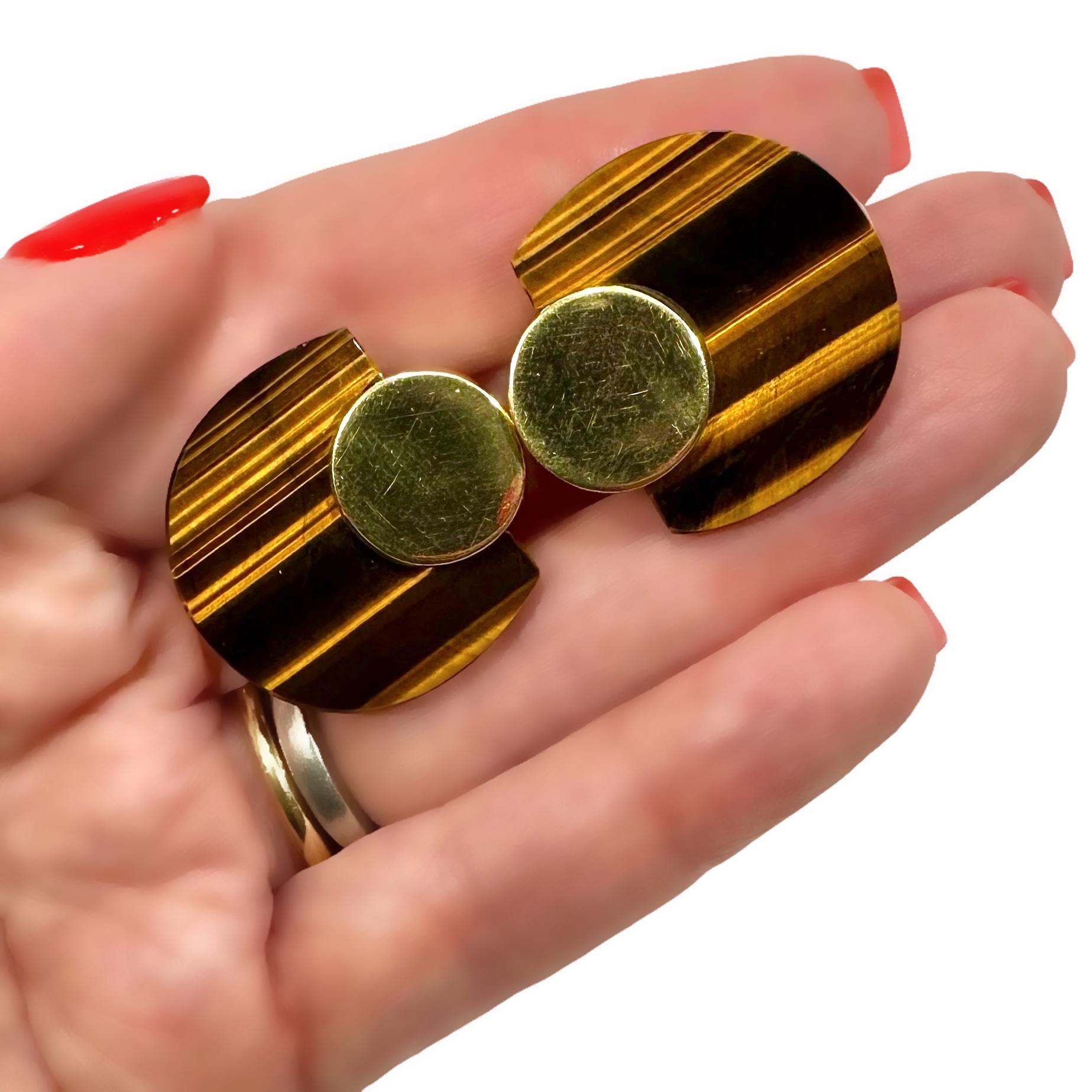 Italian Modernist Earrings in 18k Yellow Gold and Tigers-Eye 1 Inch by 1 Inch For Sale 3