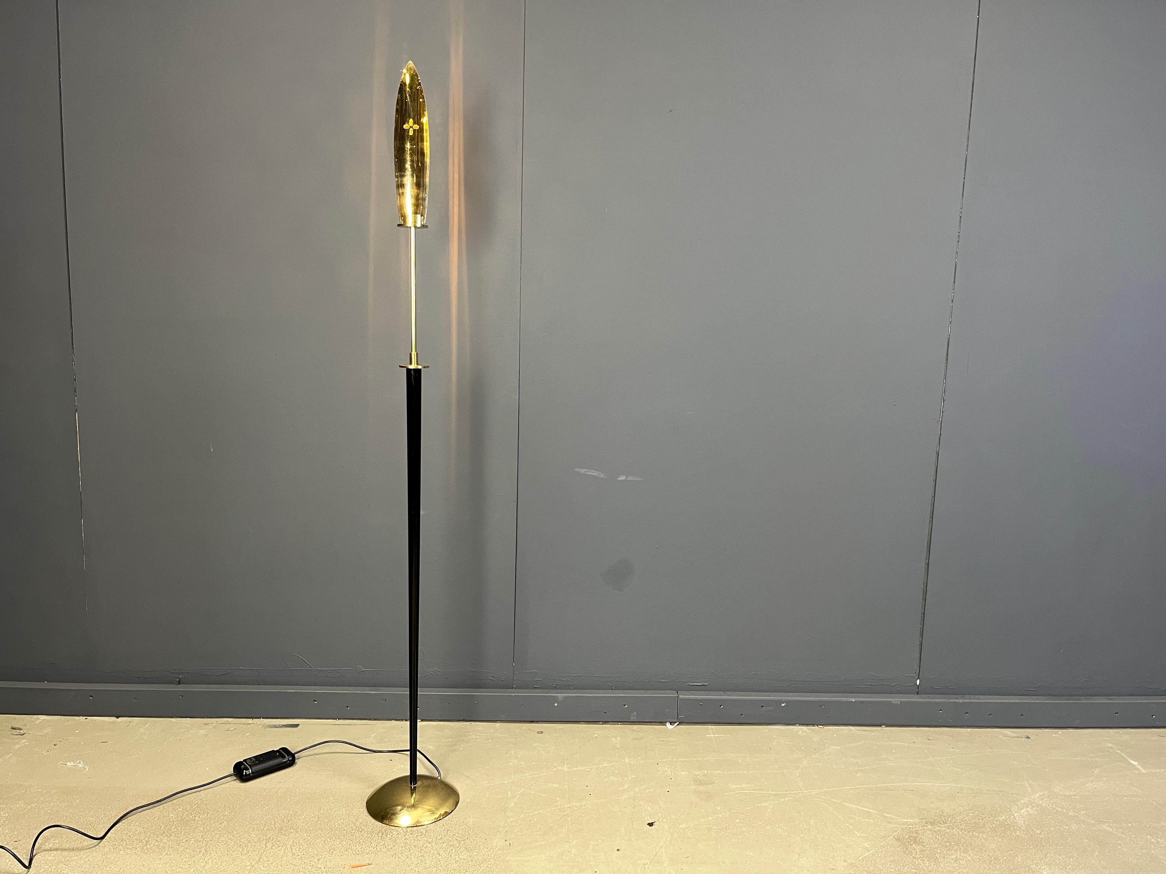 Elegante lámpara de pie modernista de latón y metal negro.

Fresco reflector de latón perforado.

Buen estado con pátina, probado y listo para usar.

Lámpara regulable.

años 80 - italia

Dimensiones:

Altura: 175 cm
Diámetro: 20 cm

Referencia: