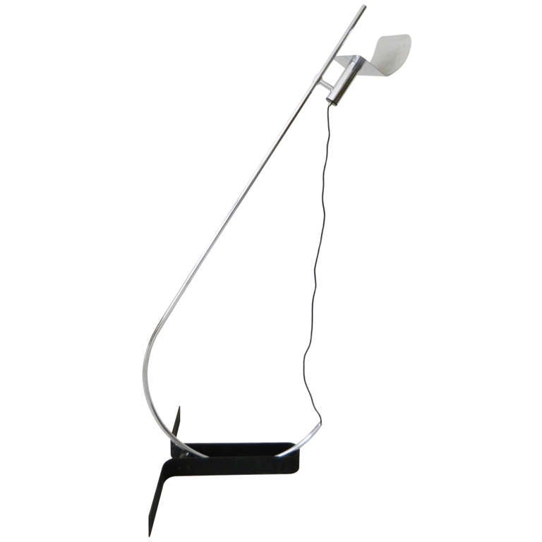Substantial high quality chrome floor lamp with black lacquered metal base by Ennio Chiggio for Lumenform.