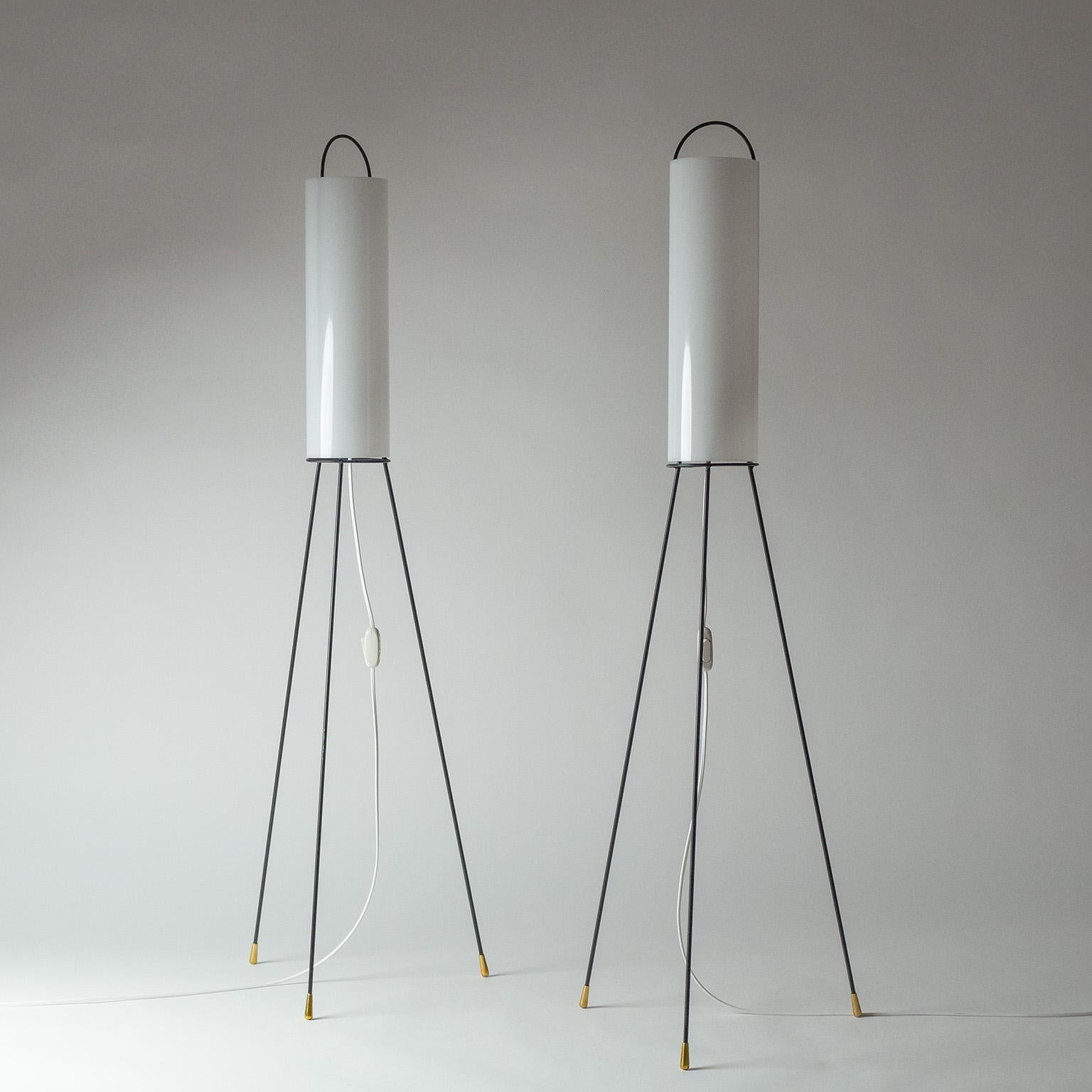 Feines Paar italienischer Stehlampen der Moderne aus den 1950-1960er Jahren. Minimalistische Dreifuß-Struktur aus Stahl mit hohen Acrylrohr-Diffusoren. Schöner Originalzustand mit leichten Abnutzungserscheinungen an der Lackierung. Eine originale