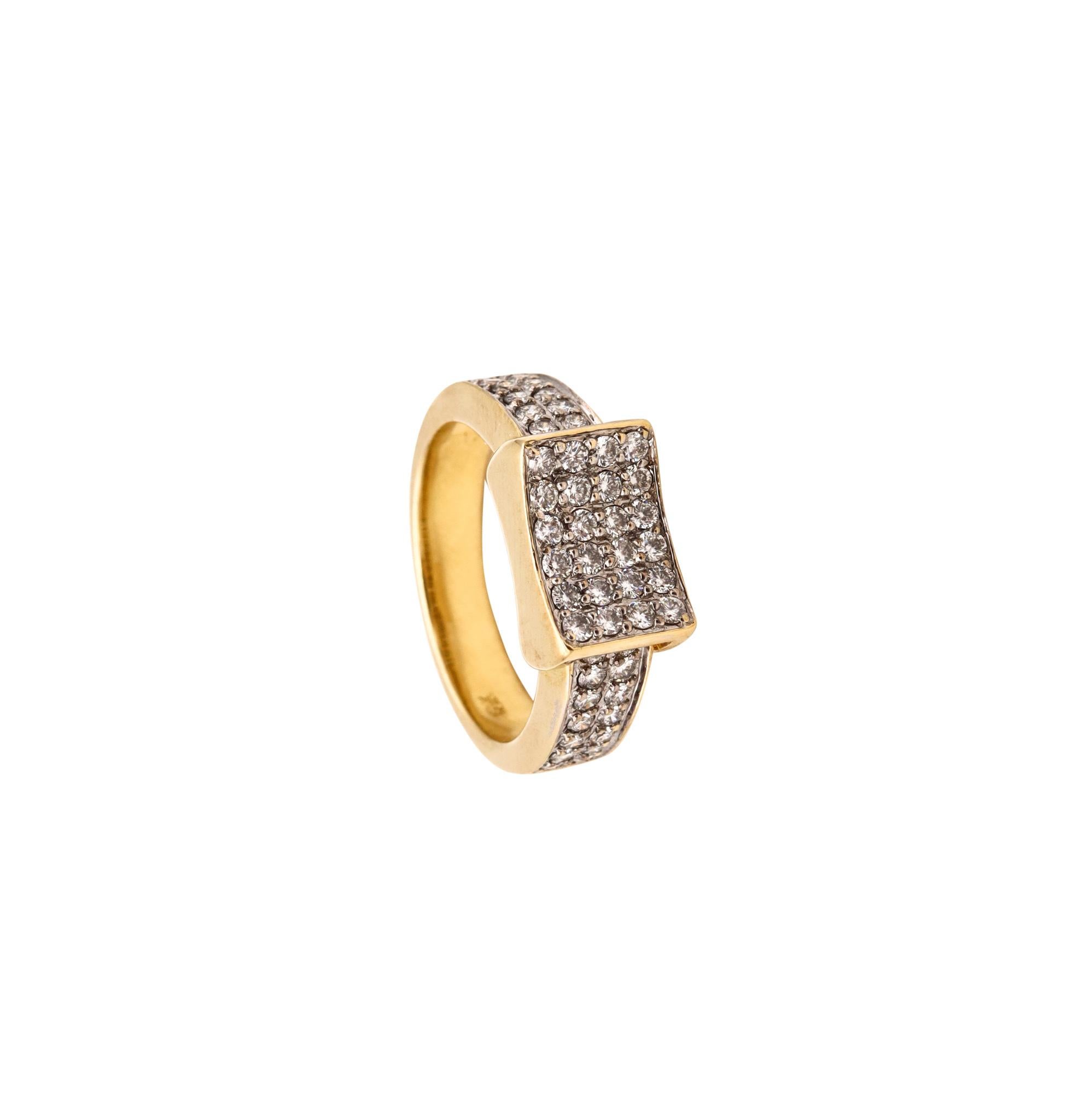 Jeweled geometric ring.

A modern jeweled band ring crafted in Italy in solid yellow gold of 18 karats with white gold accents for the diamonds settings.

Mounted, with a beautiful pave setting of 52 very fine calibrated round brilliants cuts