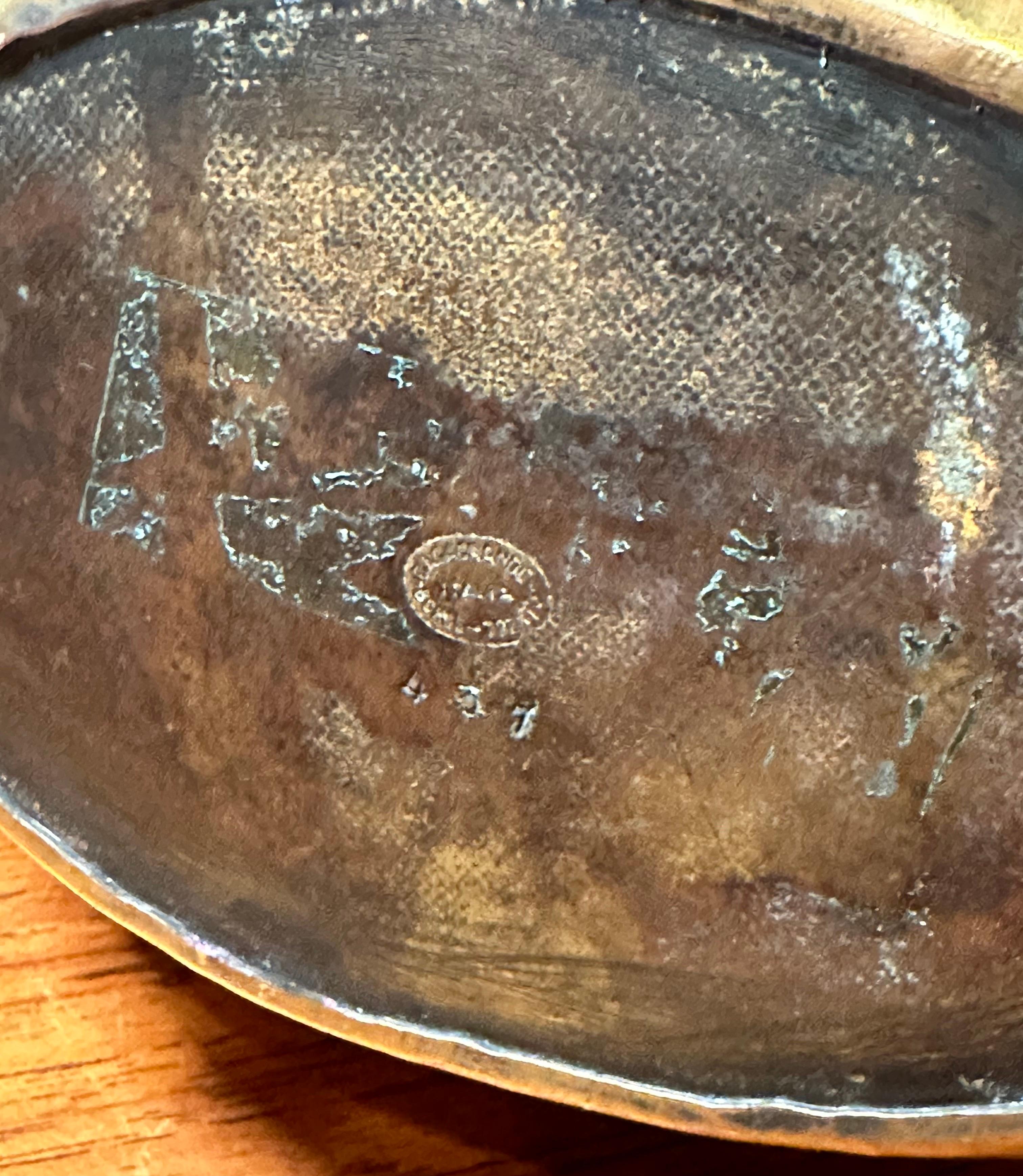 Jarra modernista italiana de latón martillado de Egidio Casagrande en venta 6