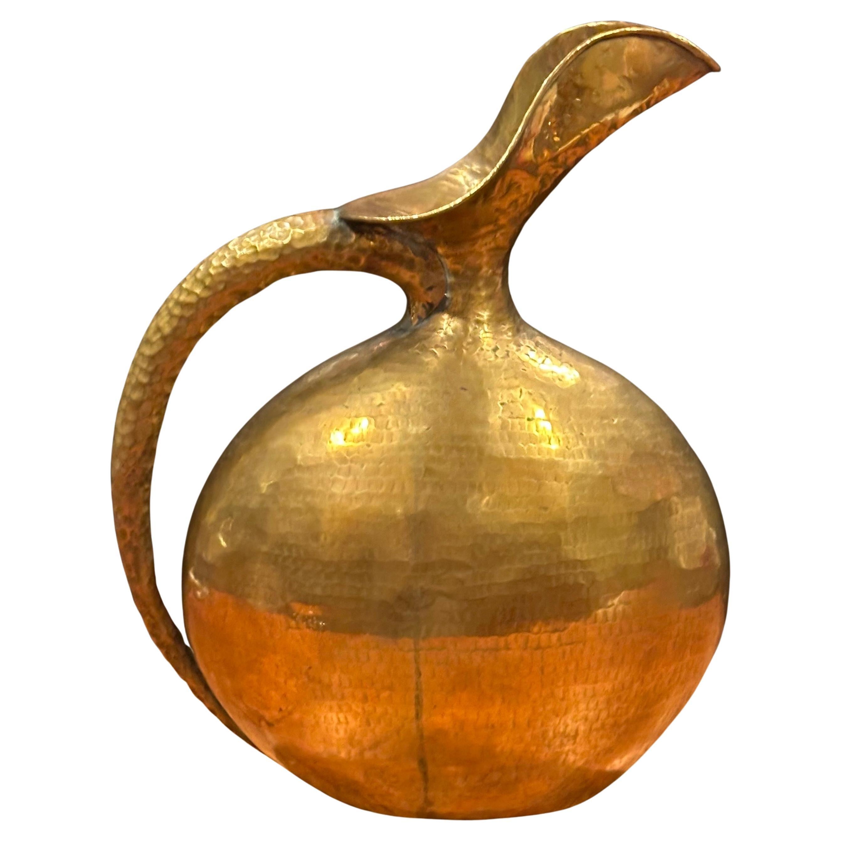A very nice Italian modernist hammered brass pitcher / ewer by Egidio Casagrande, circa 1940s. The piece is in very good condition and measures 10