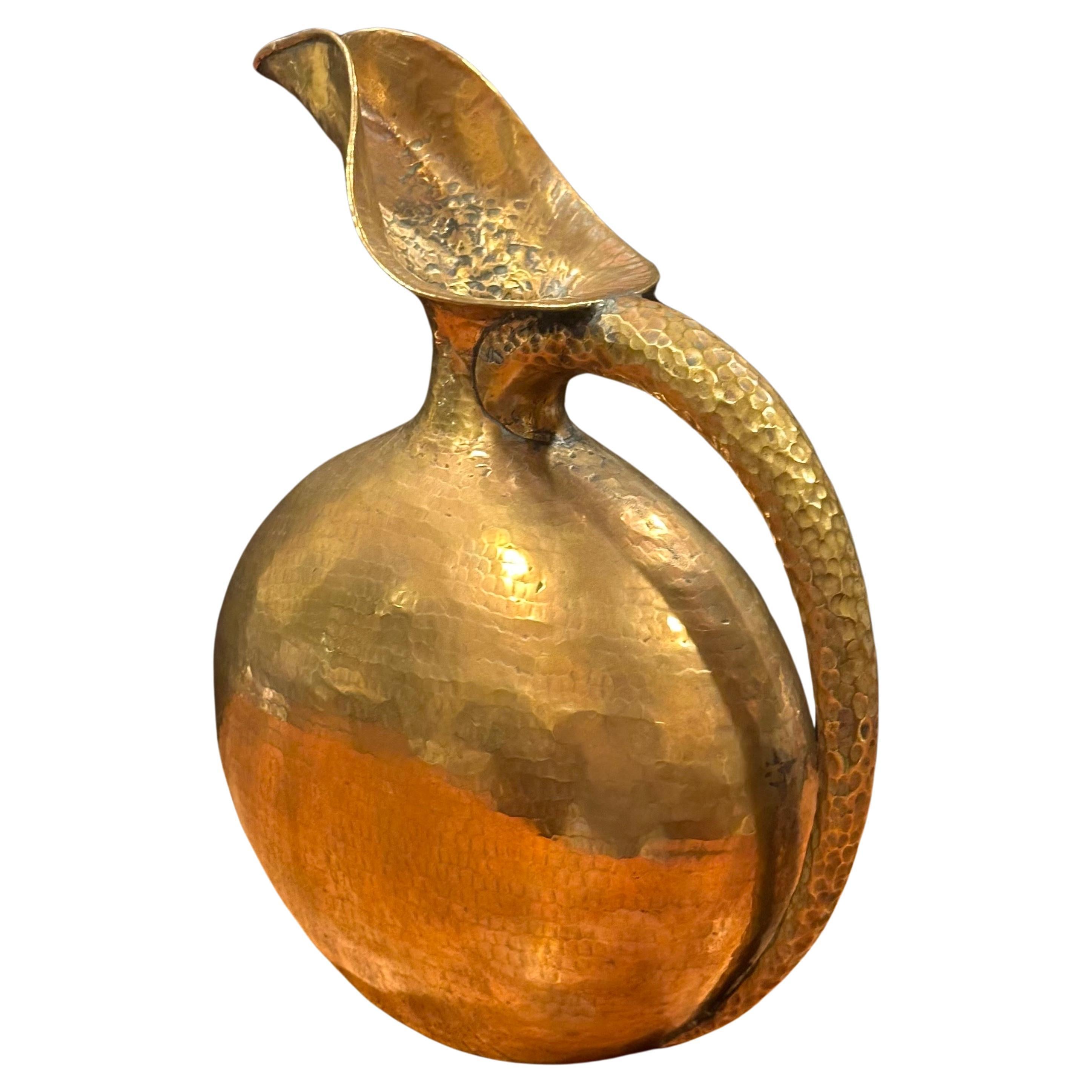 Jarra modernista italiana de latón martillado de Egidio Casagrande Moderno en venta