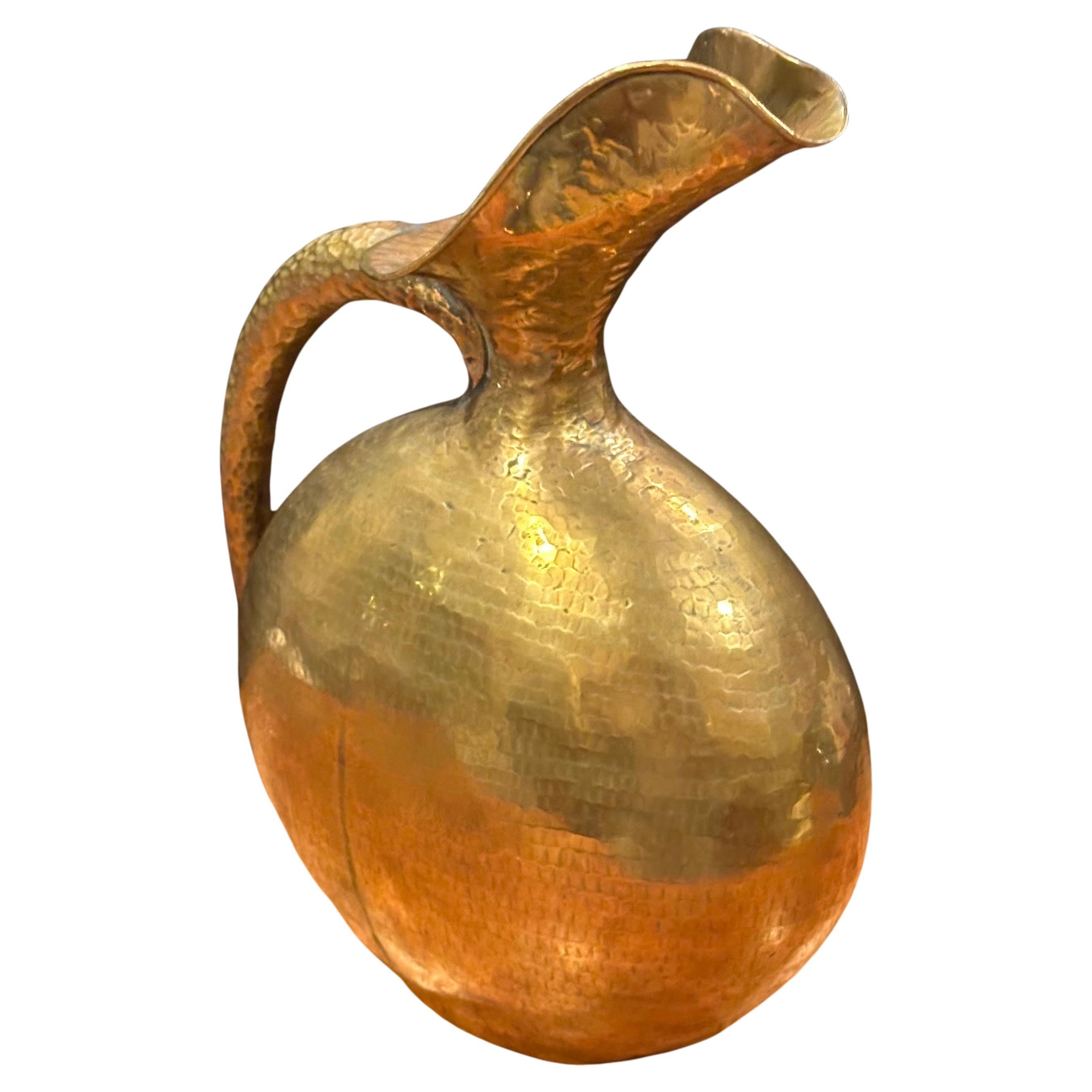 Italian Modernist Hammered Brass Pitcher by Egidio Casagrande In Good Condition For Sale In San Diego, CA