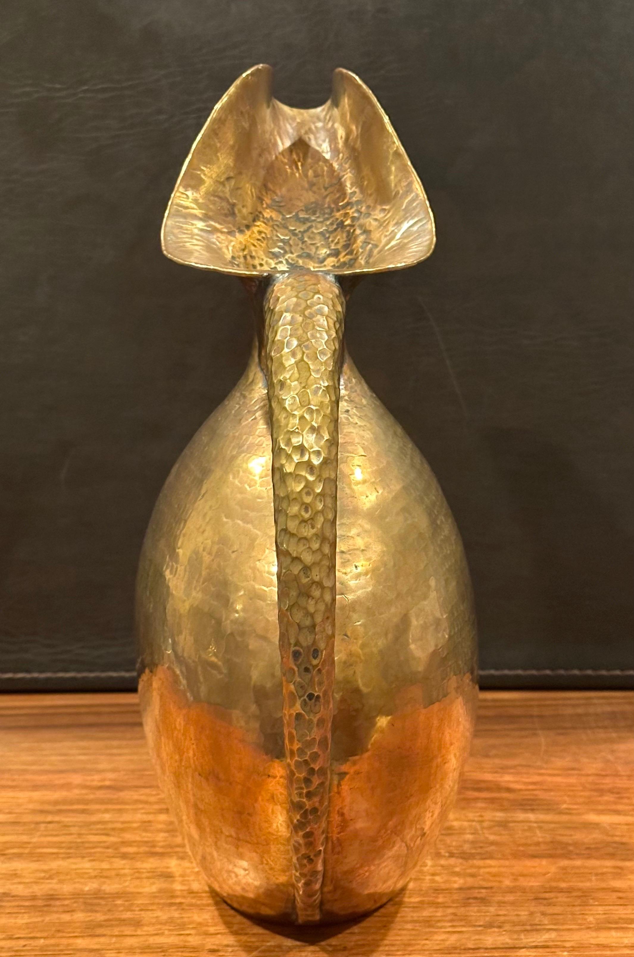 Jarra modernista italiana de latón martillado de Egidio Casagrande en Bueno estado para la venta en San Diego, CA