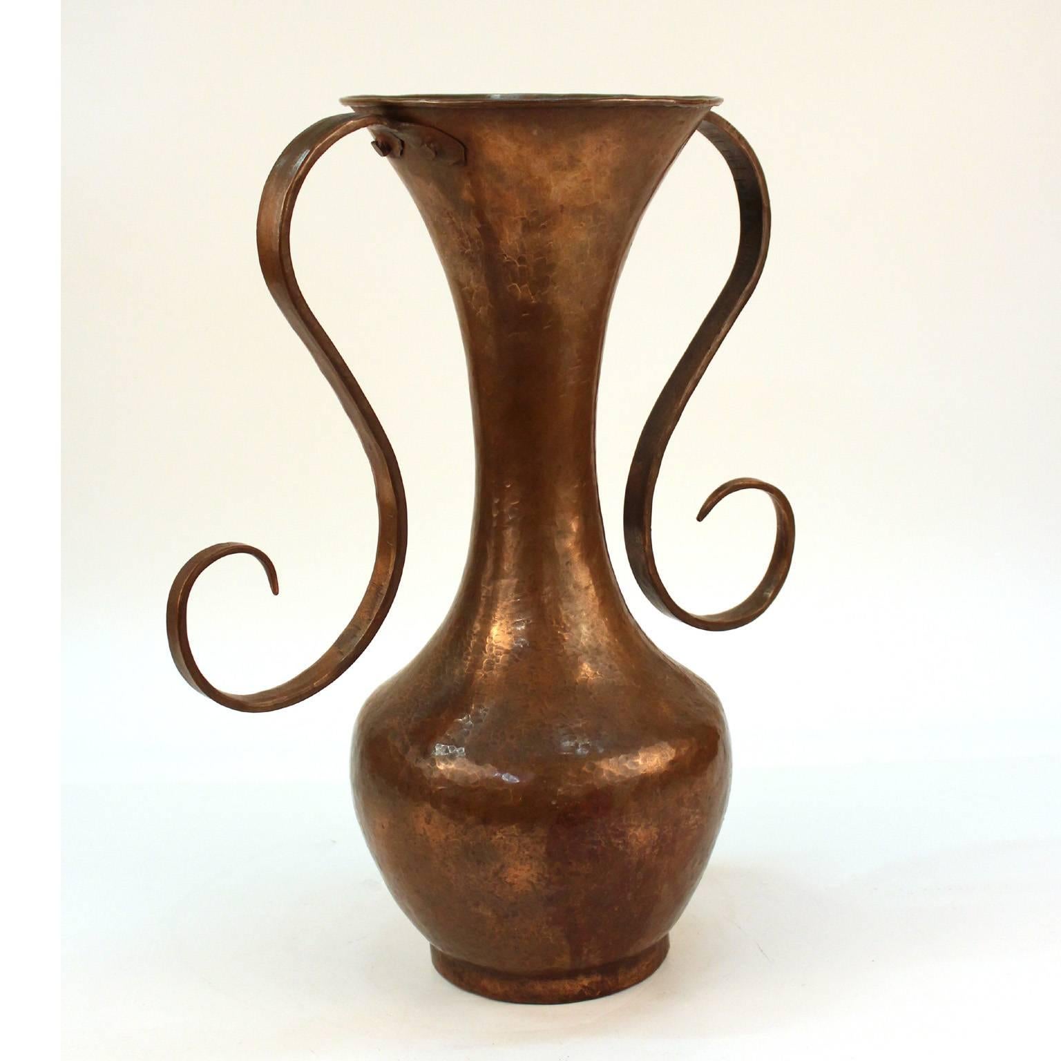 An Italian modernist hand-hammered copper vase with swirling handles, made during the 1920s. Good original patina; unsigned.