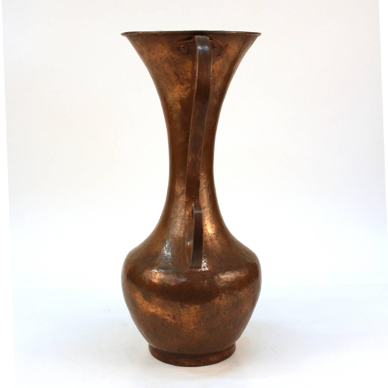 Italienische modernistische Vase aus gehämmertem Kupfer (Moderne)