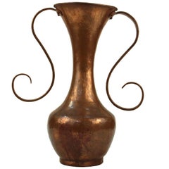 Vase moderniste italien en cuivre martelé