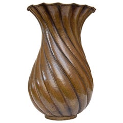 Vase en cuivre formé à la main de style moderniste italien du milieu du siècle dernier
