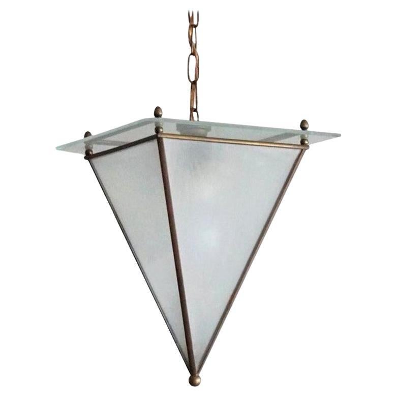 Lanterne pyramidale moderniste italienne en laiton et verre dépoli, fabriquée à la main, années 1950 en vente