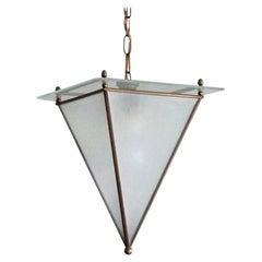 Lanterne pyramidale moderniste italienne en laiton et verre dépoli, fabriquée à la main, années 1950
