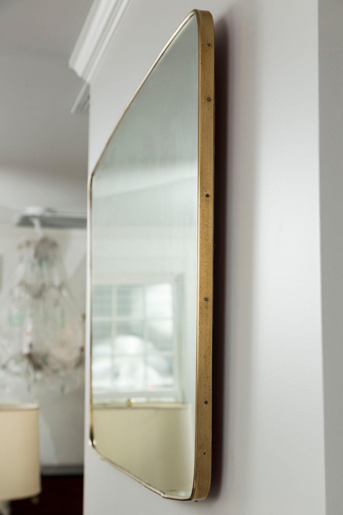Italienischer modernistischer horizontaler gewölbter Spiegel aus Messing (Glaskunst) im Angebot