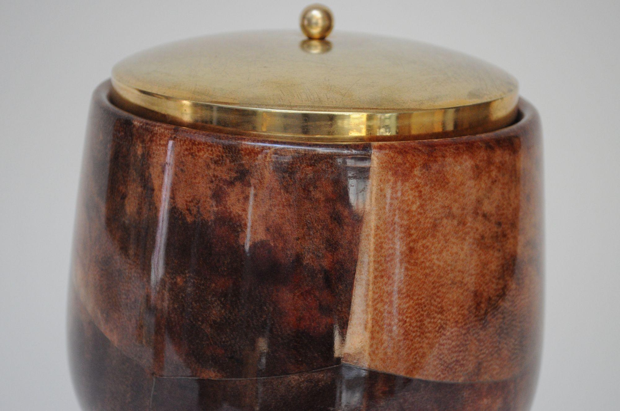 Cubitera modernista italiana de latón y piel de cabra teñida de Aldo Tura mediados del siglo XX en venta