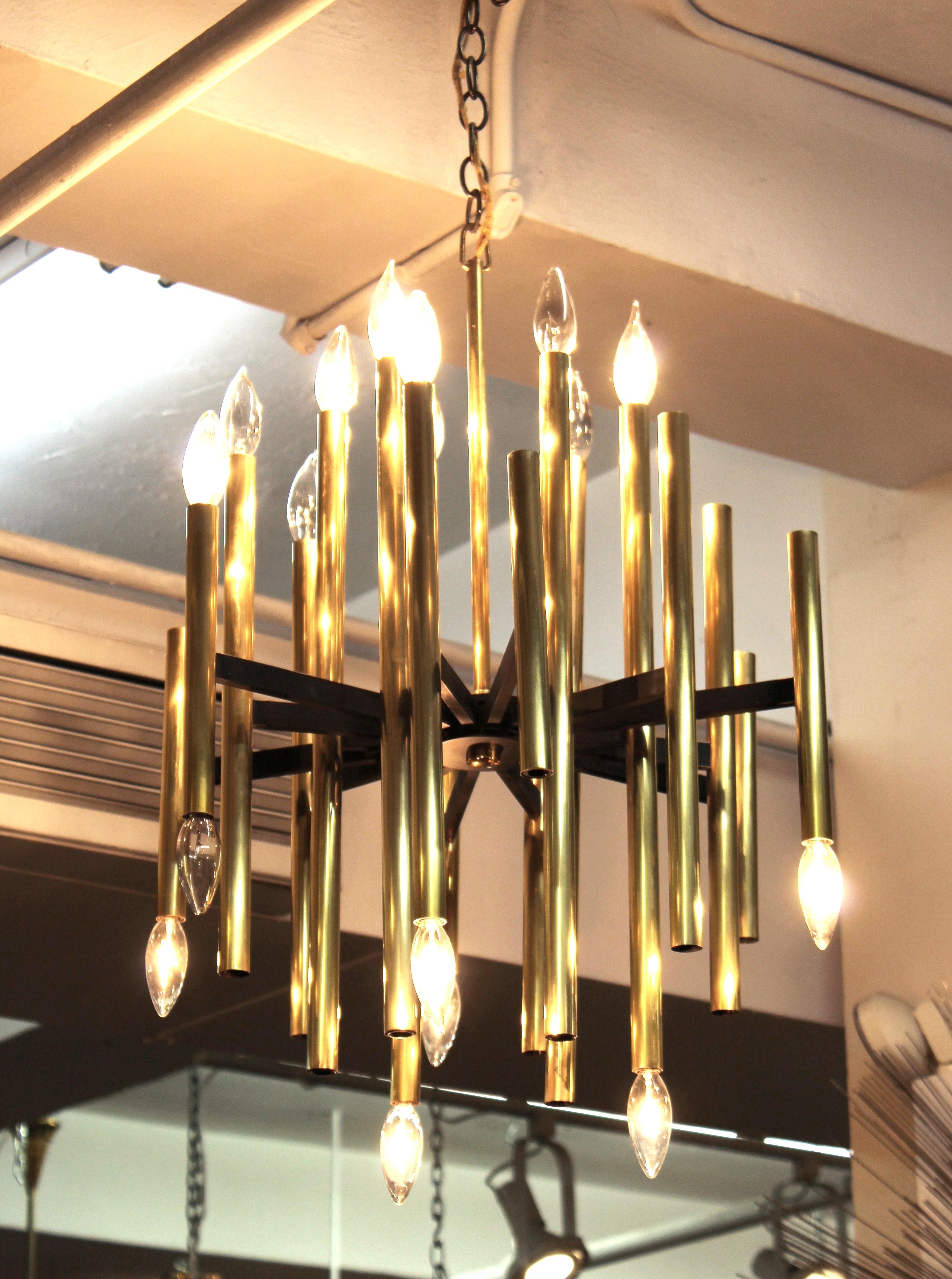 Modernist chandelier with brass structure, made by Lightolier in Italy. The piece has a multitude of arms stretched out in various lengths and is in great vintage condition. Rewired to meet current standards.