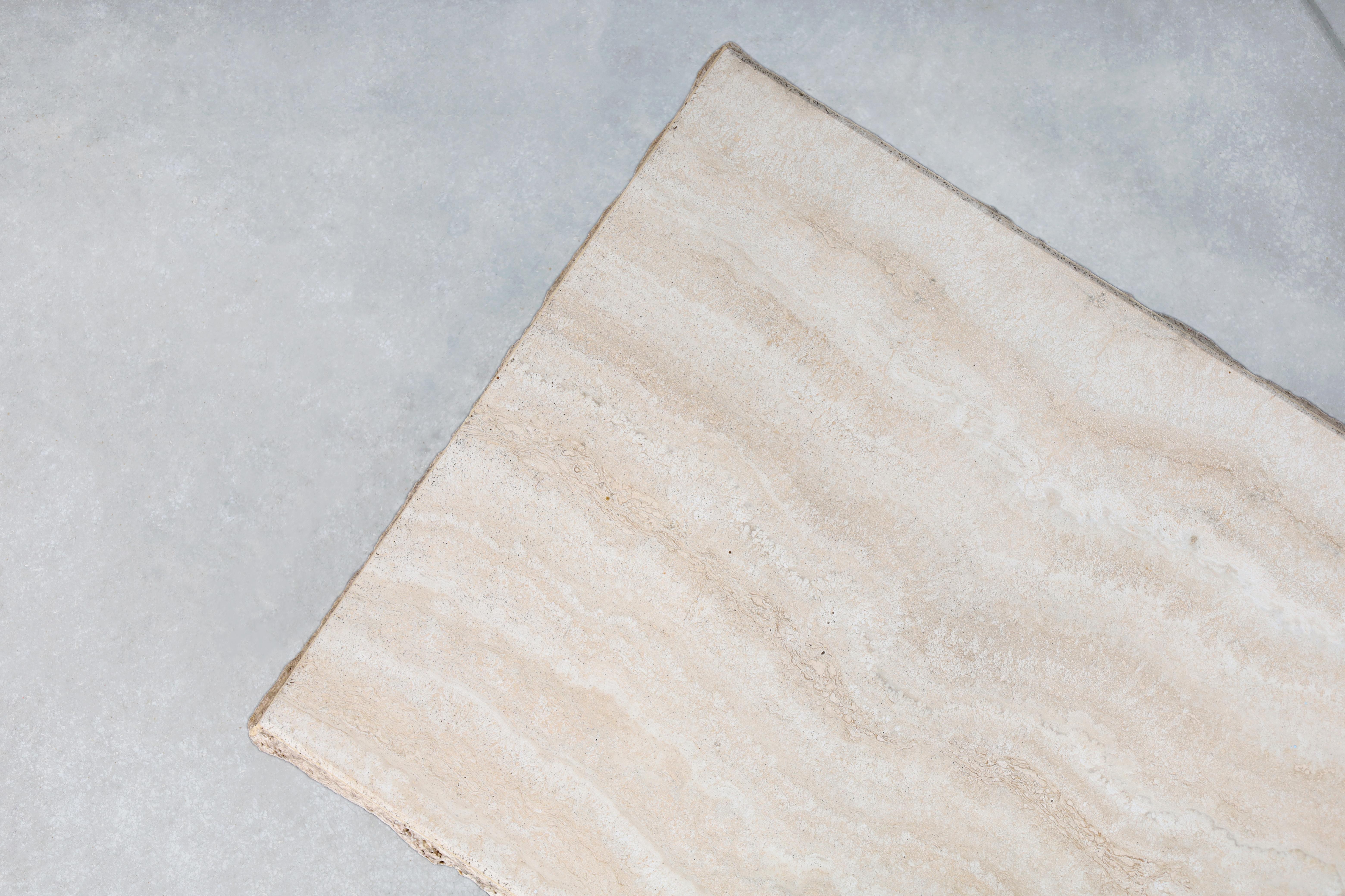 Italienischer modernistischer Couchtisch aus Travertin mit naturfarbener Kante von Stone International im Angebot 5