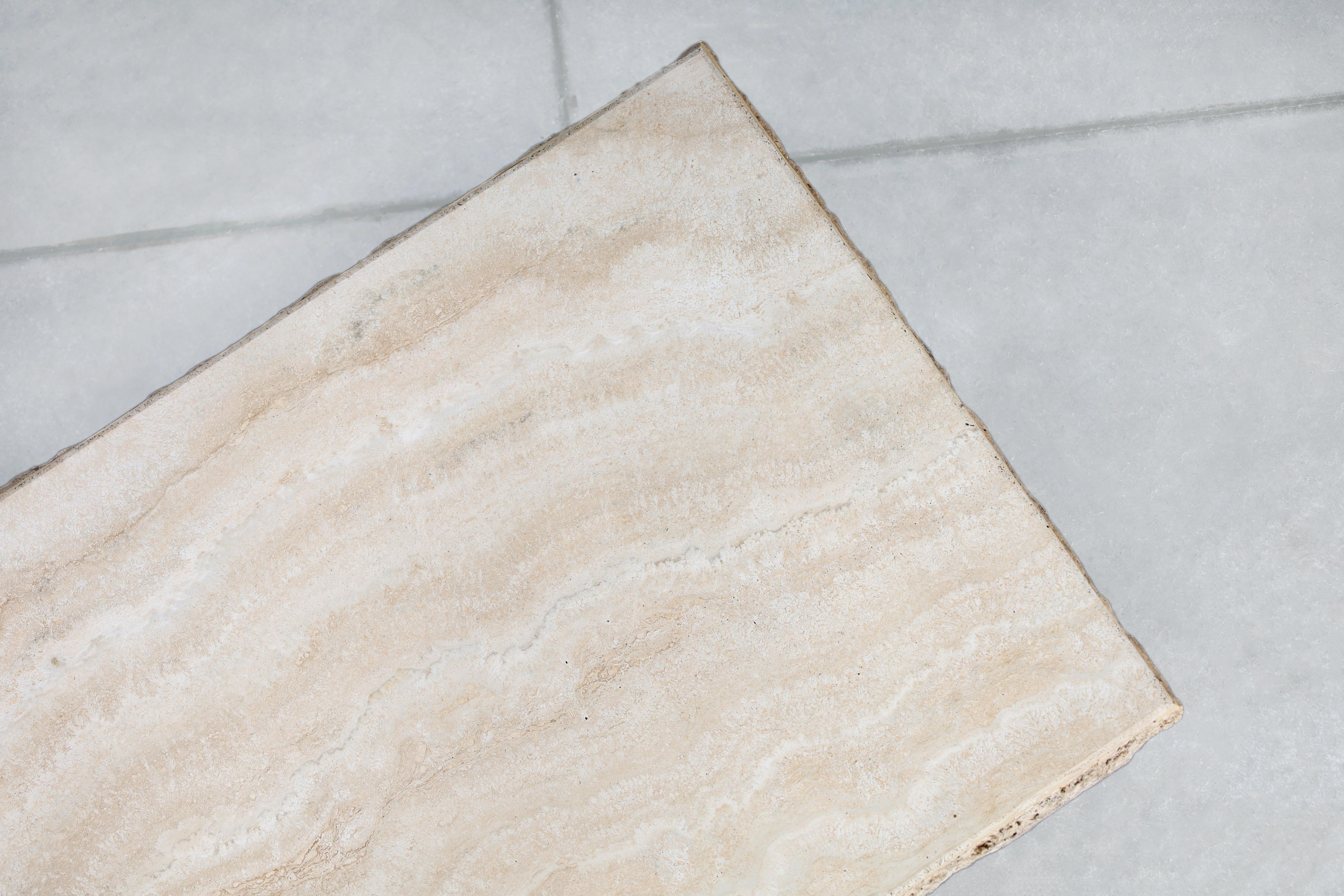 Italienischer modernistischer Couchtisch aus Travertin mit naturfarbener Kante von Stone International im Angebot 6