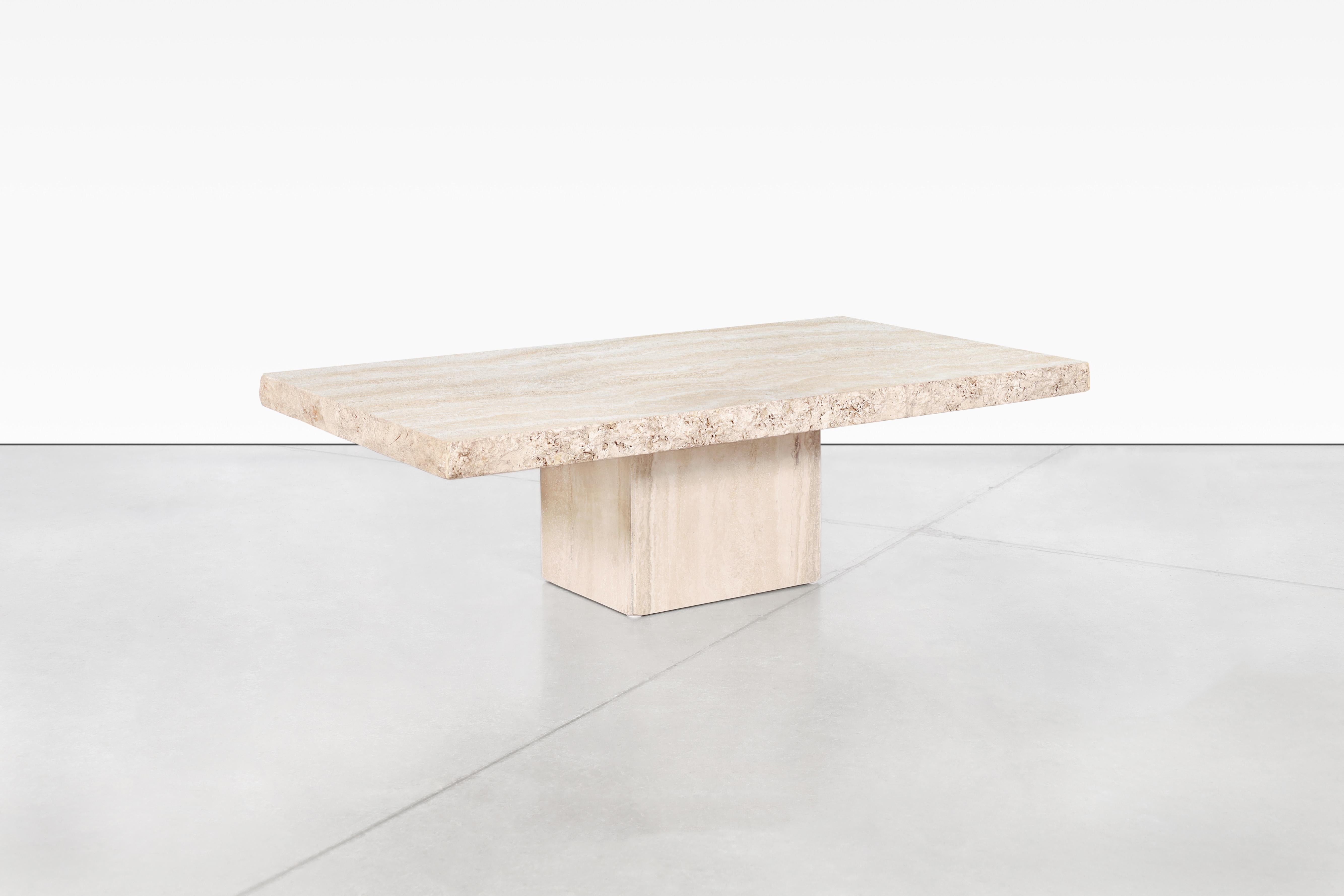 Fantastischer italienischer modernistischer Couchtisch aus Travertin, hergestellt von Stone International in Italien, ca. 1970er Jahre. Die Kombination der natürlichen Mineralien, aus denen der Travertinstein besteht, fließt wunderschön durch den