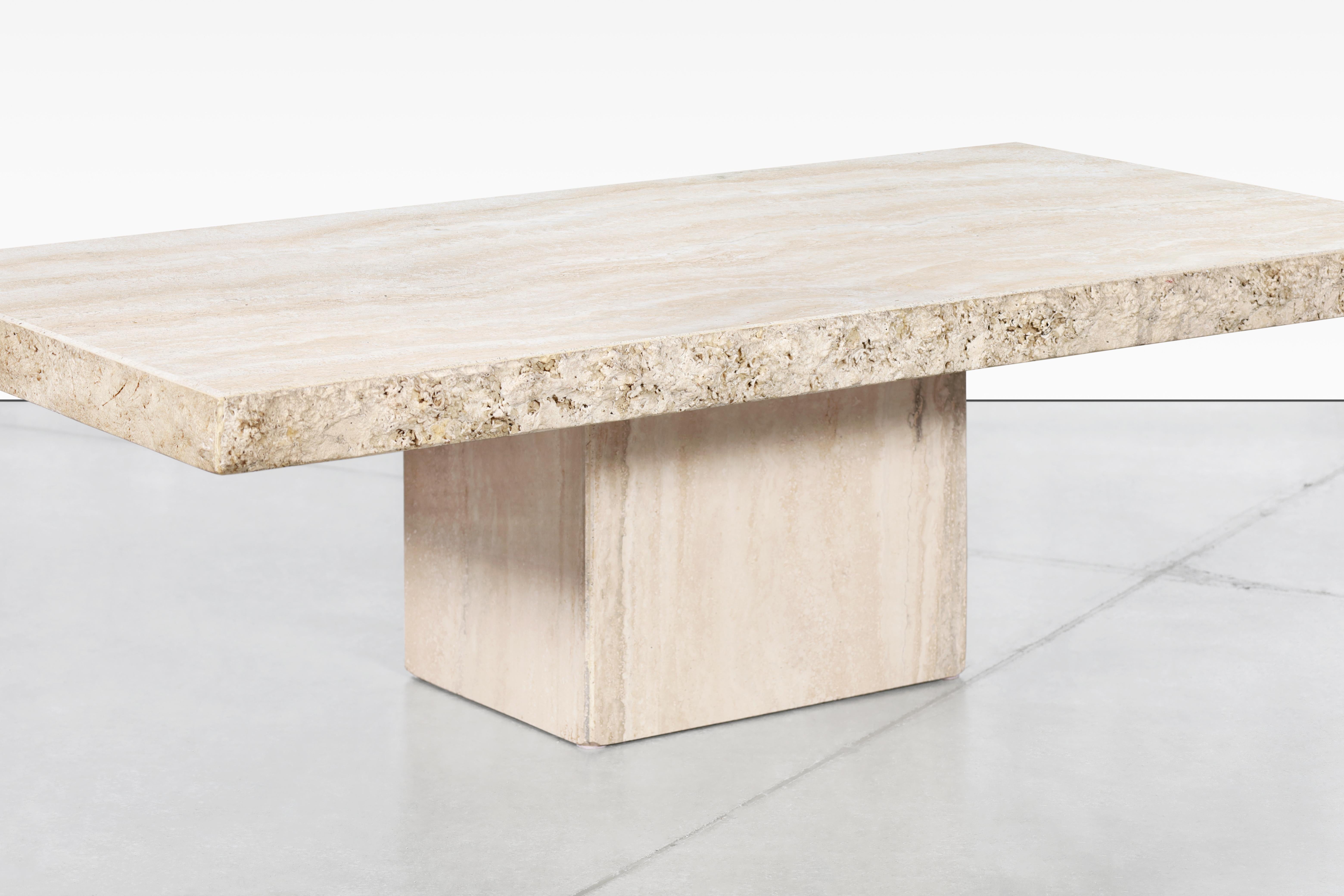 Italienischer modernistischer Couchtisch aus Travertin mit naturfarbener Kante von Stone International (Moderne der Mitte des Jahrhunderts) im Angebot