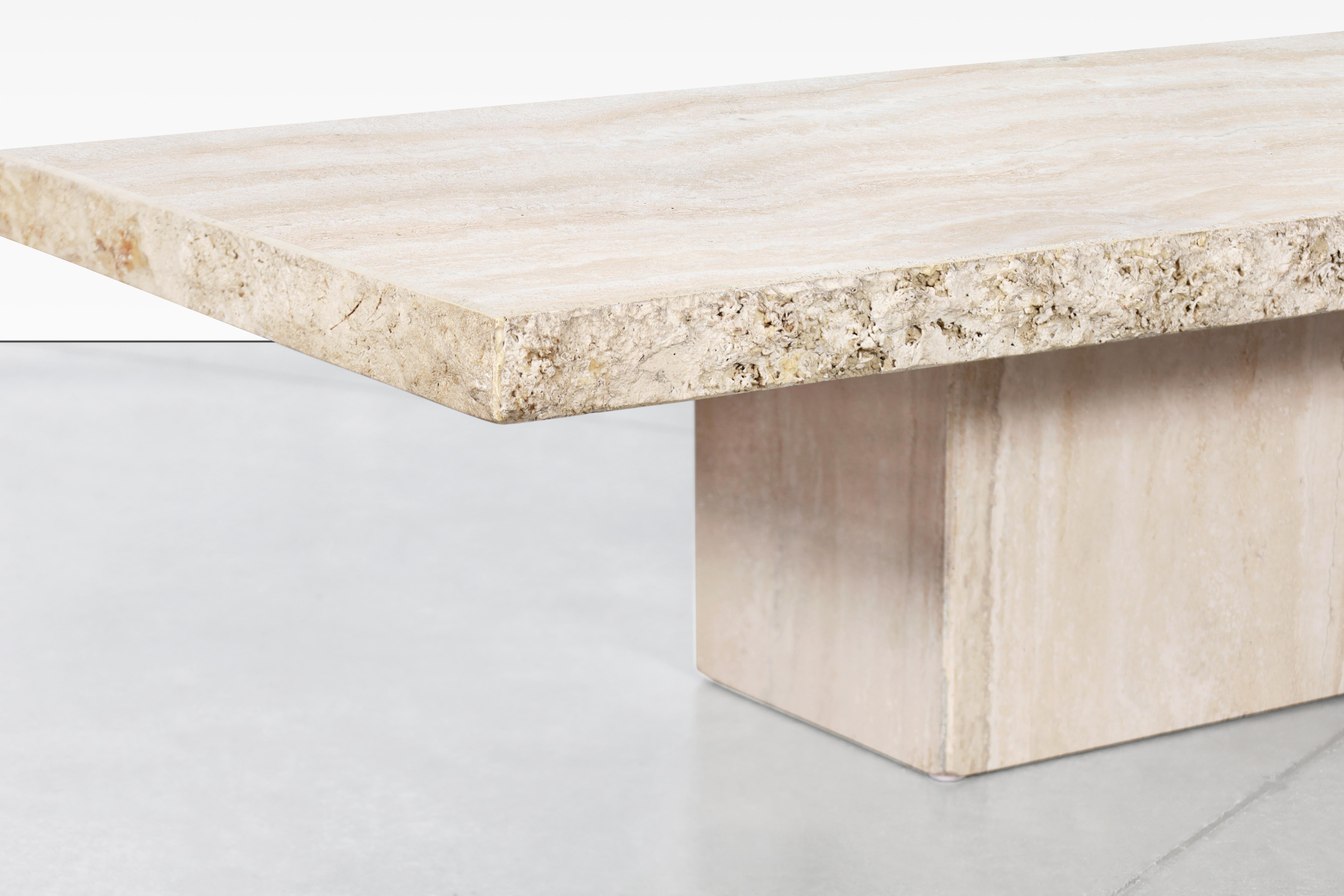Italienischer modernistischer Couchtisch aus Travertin mit naturfarbener Kante von Stone International im Zustand „Gut“ im Angebot in North Hollywood, CA