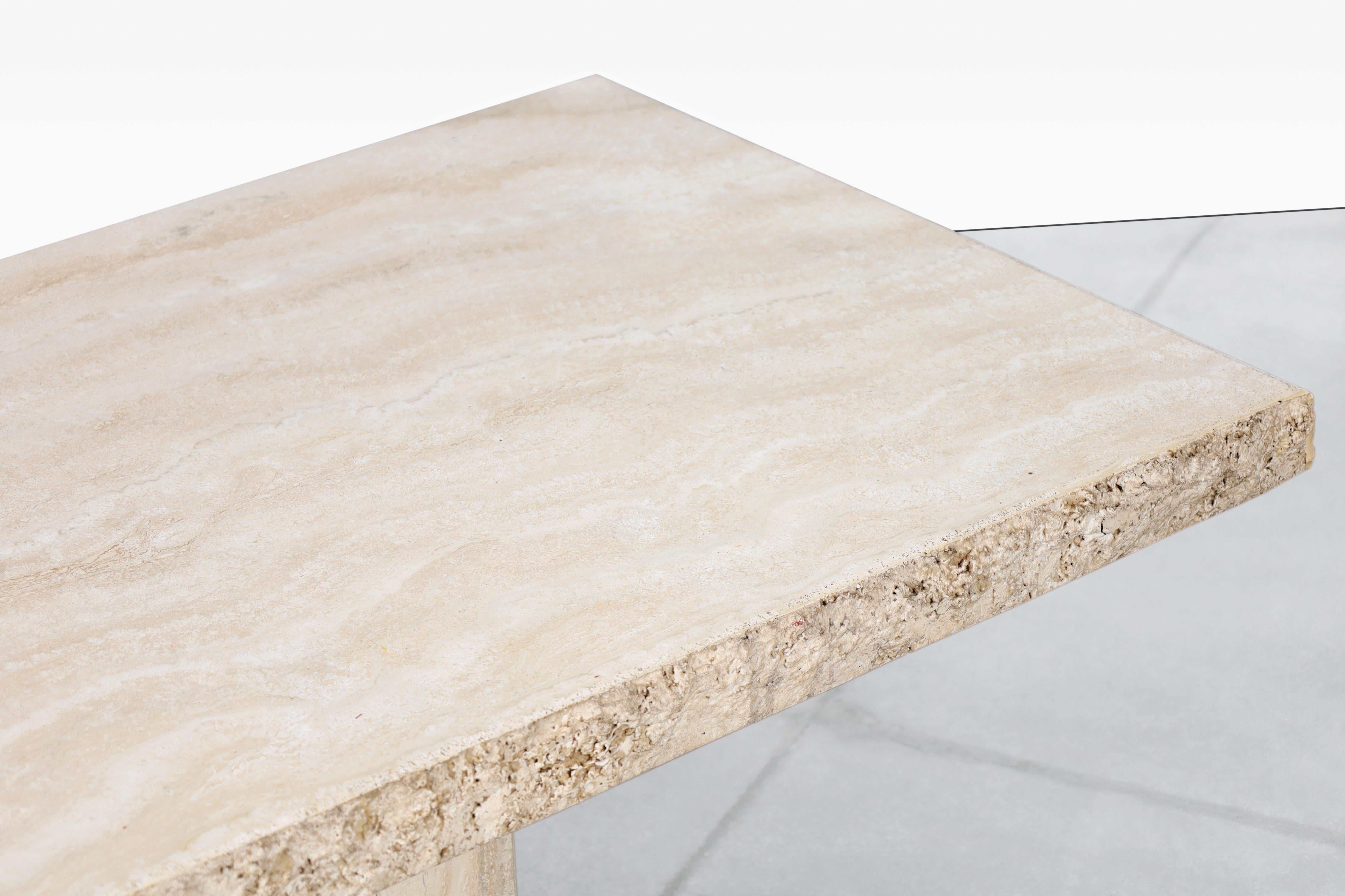 Italienischer modernistischer Couchtisch aus Travertin mit naturfarbener Kante von Stone International (Ende des 20. Jahrhunderts) im Angebot