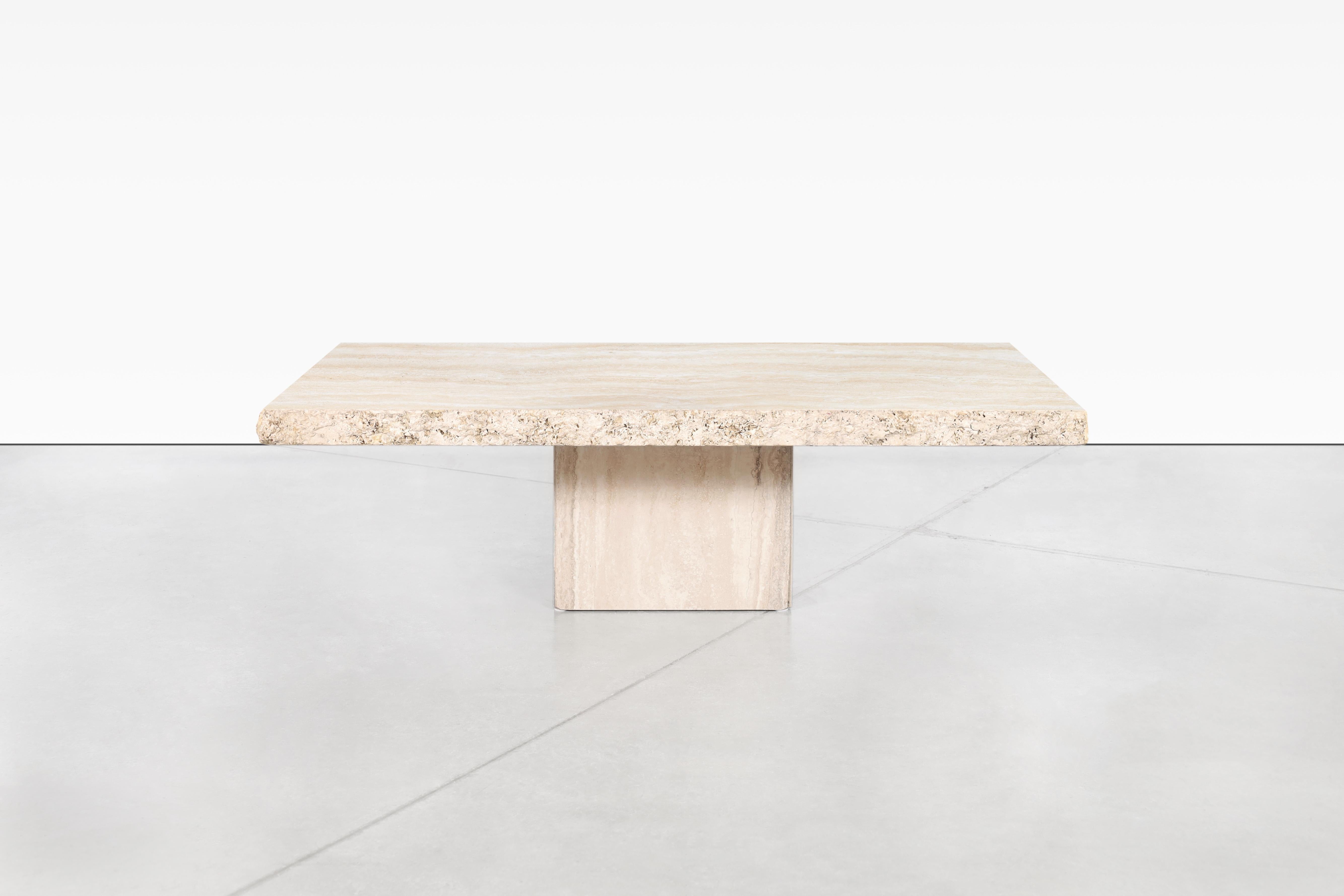 Italienischer modernistischer Couchtisch aus Travertin mit naturfarbener Kante von Stone International im Angebot 1