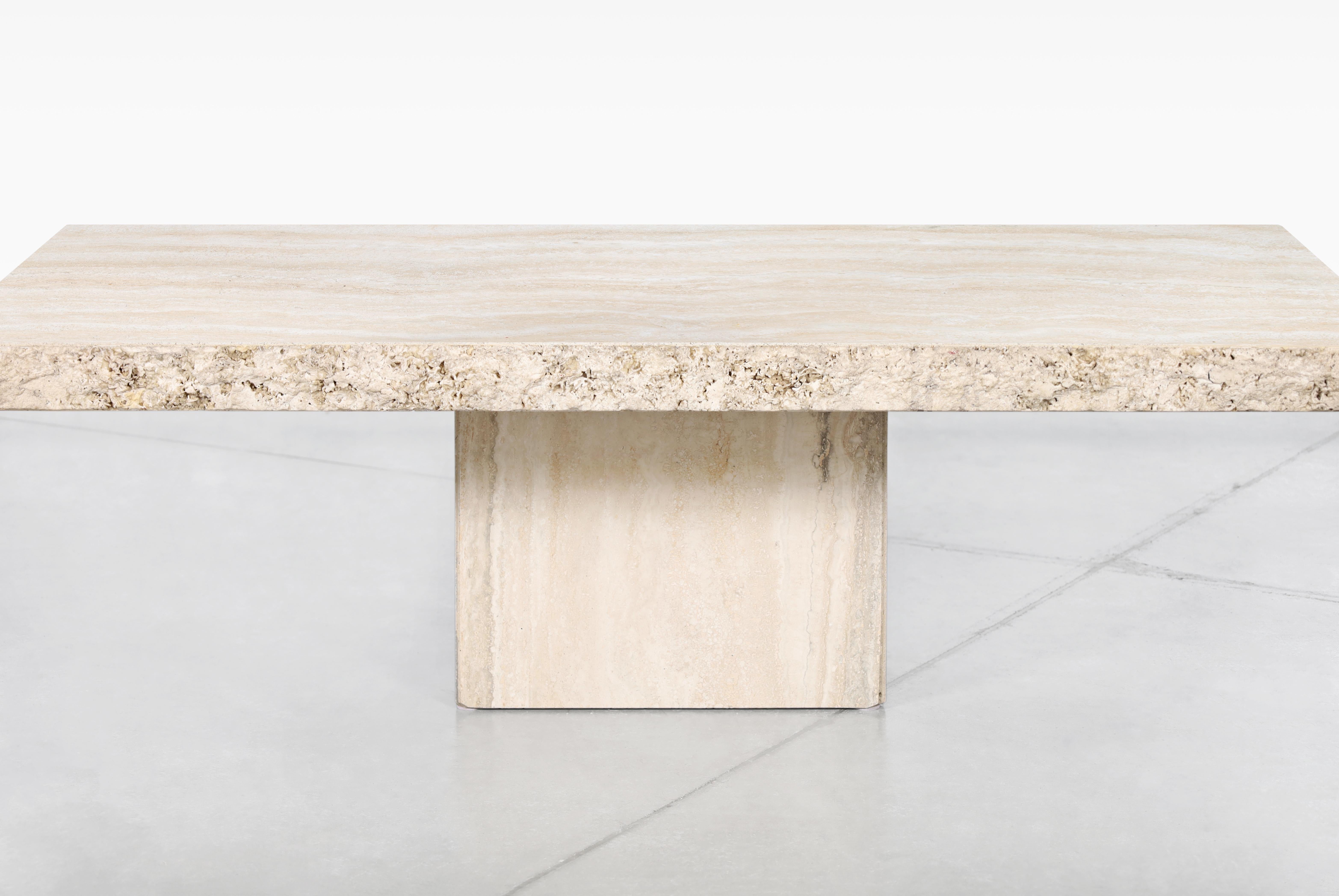 Italienischer modernistischer Couchtisch aus Travertin mit naturfarbener Kante von Stone International im Angebot 2