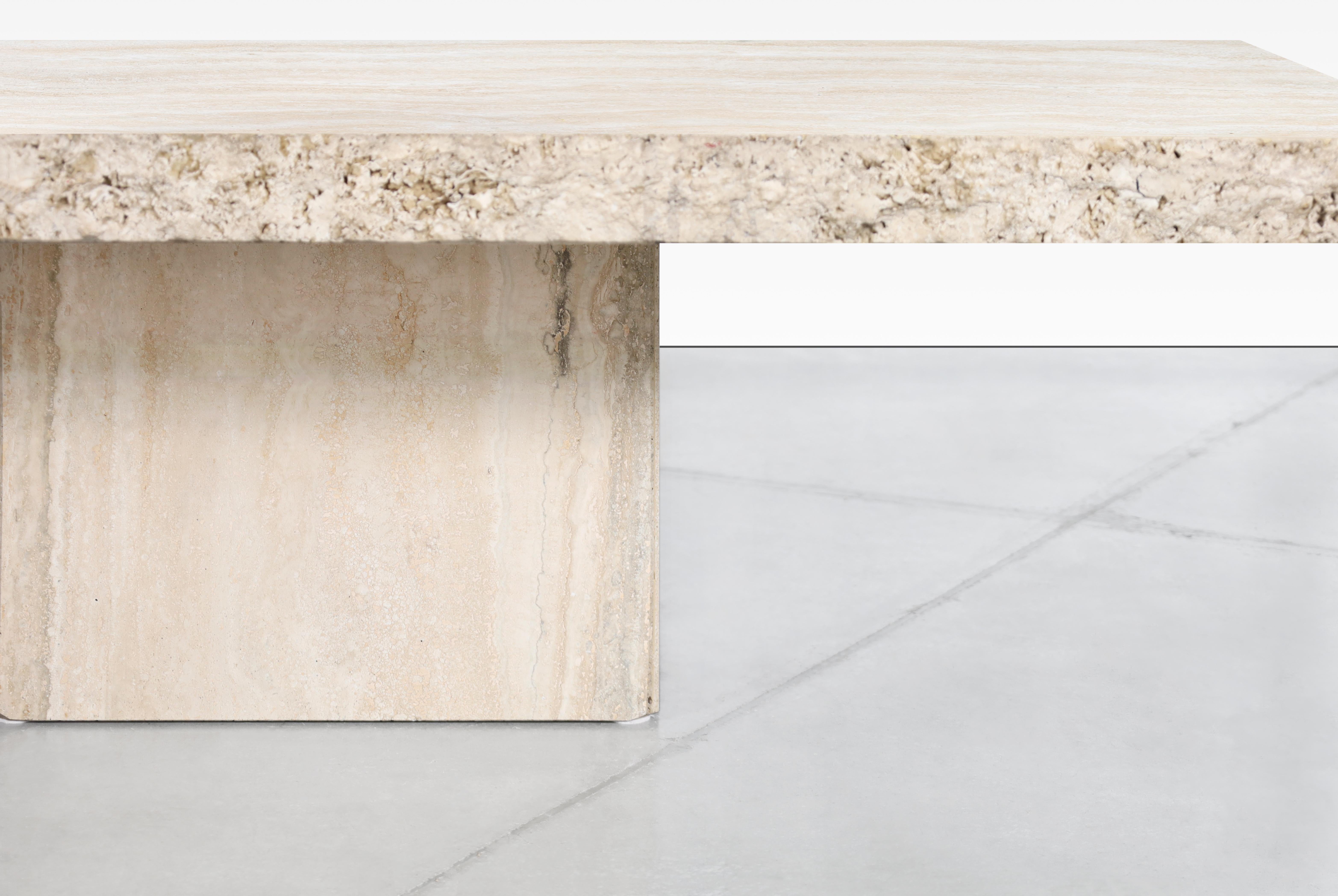 Italienischer modernistischer Couchtisch aus Travertin mit naturfarbener Kante von Stone International im Angebot 3
