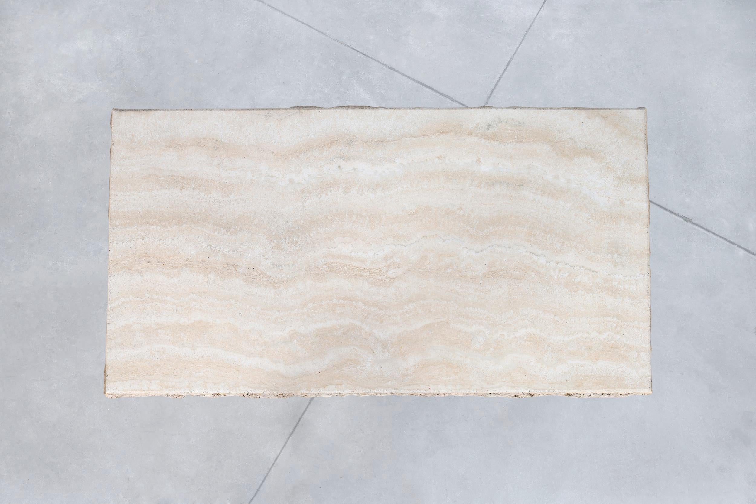 Italienischer modernistischer Couchtisch aus Travertin mit naturfarbener Kante von Stone International im Angebot 4