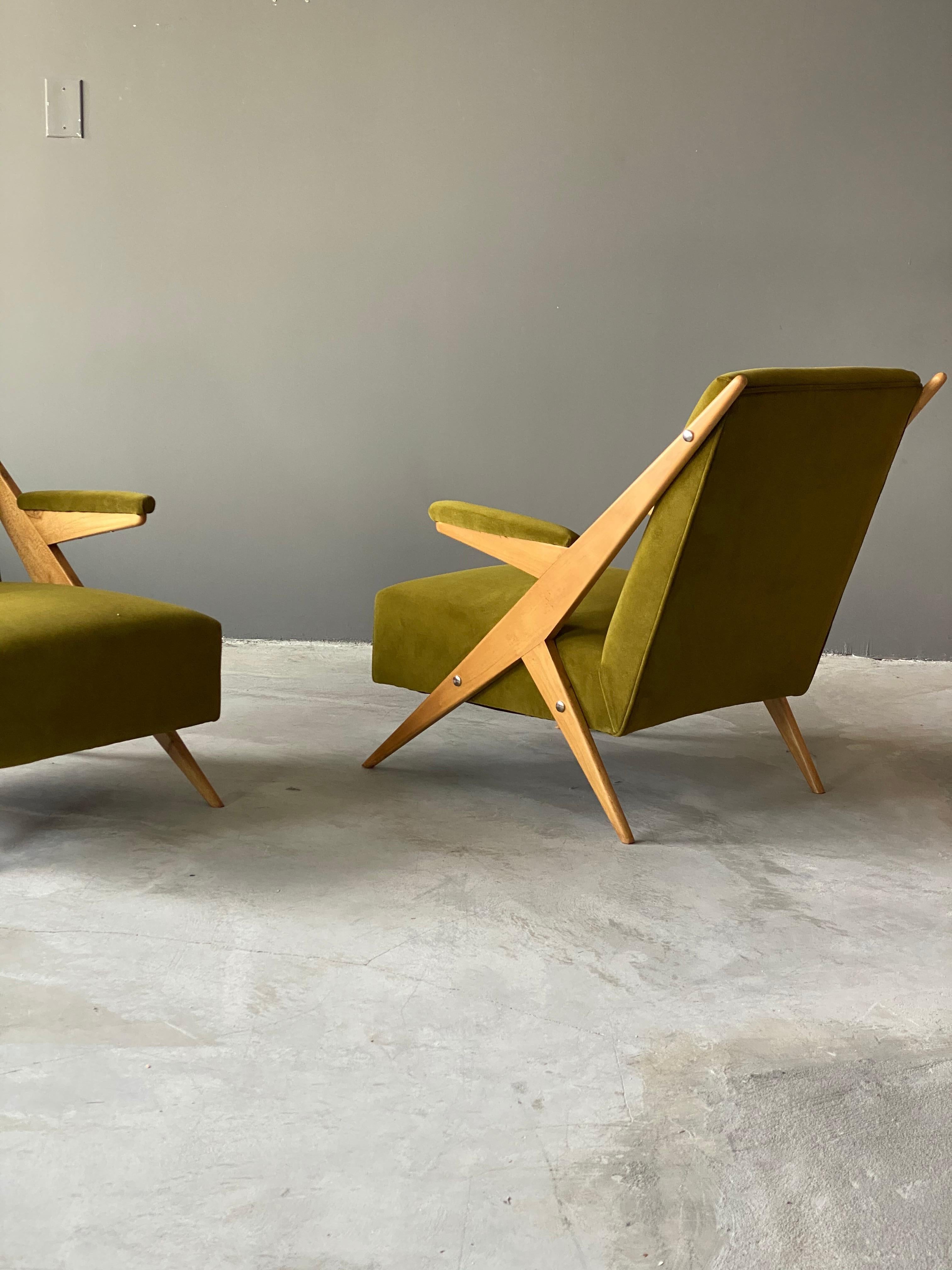 Mid-20th Century Italian, Modernist Lounge Chairs, Light Wood, Green Velvet, Italy, 1960s