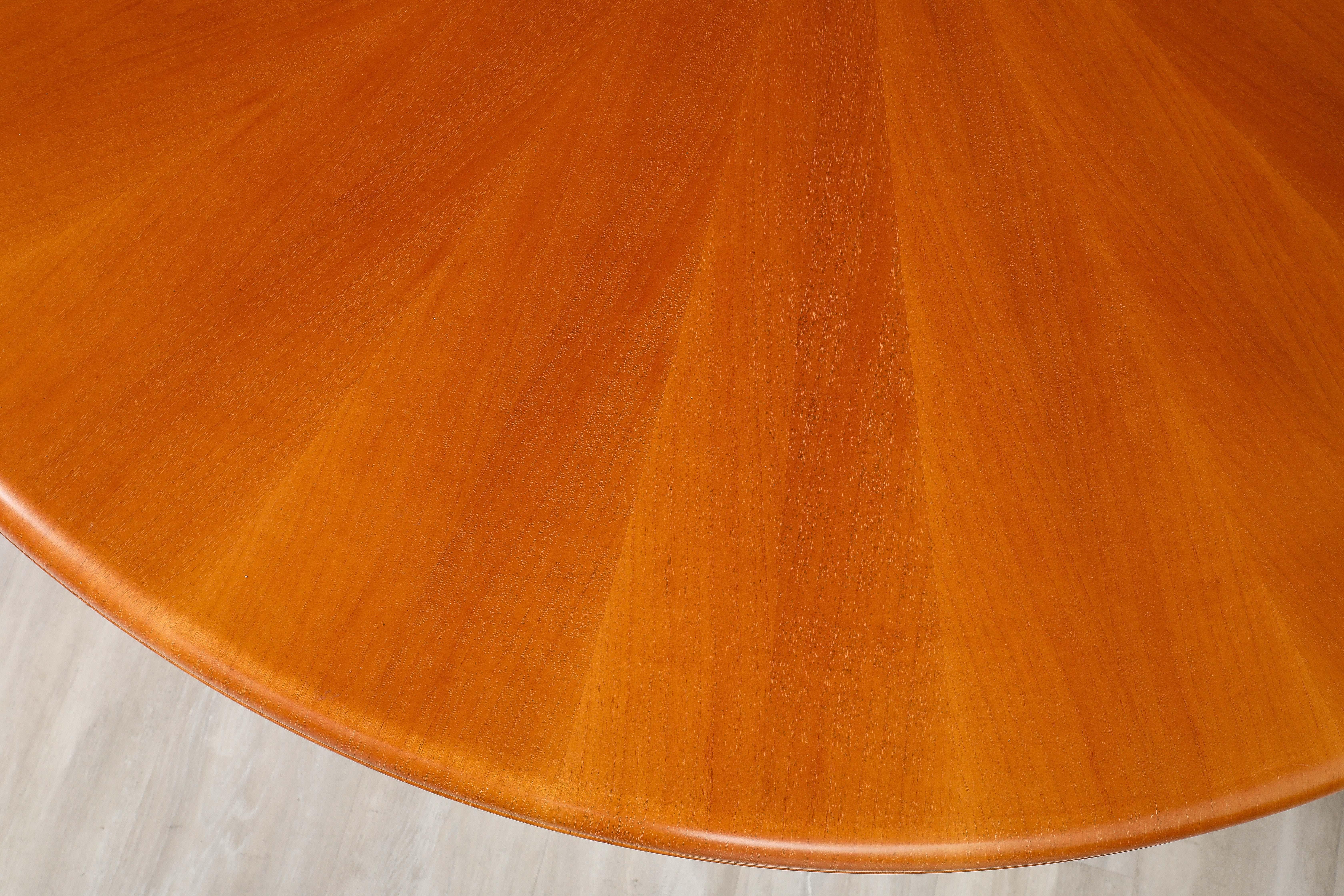 Italian Modernist Maple Wood Center / Dining Table, circa 1970  For Sale 6