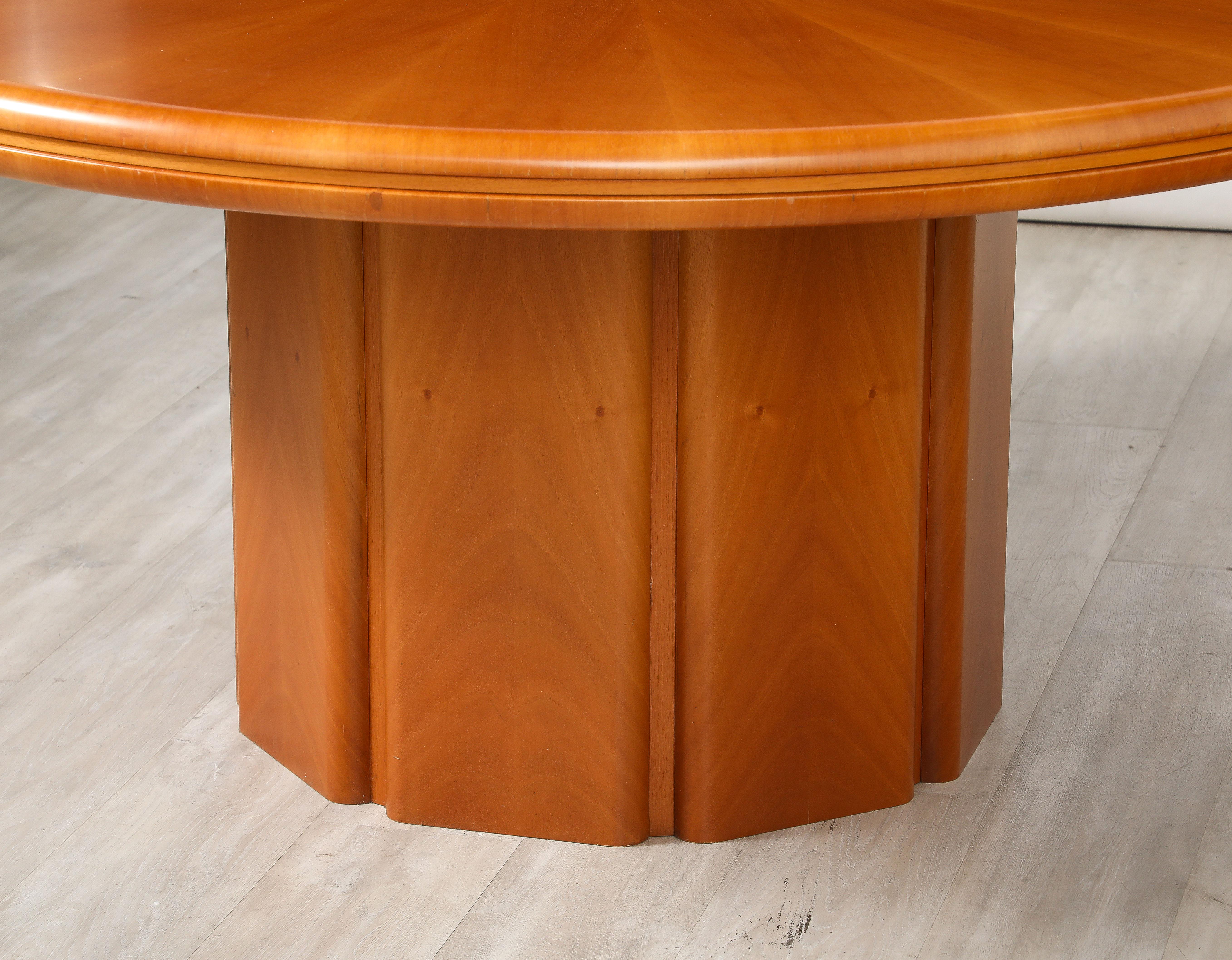 Italian Modernist Maple Wood Center / Dining Table, circa 1970  For Sale 7