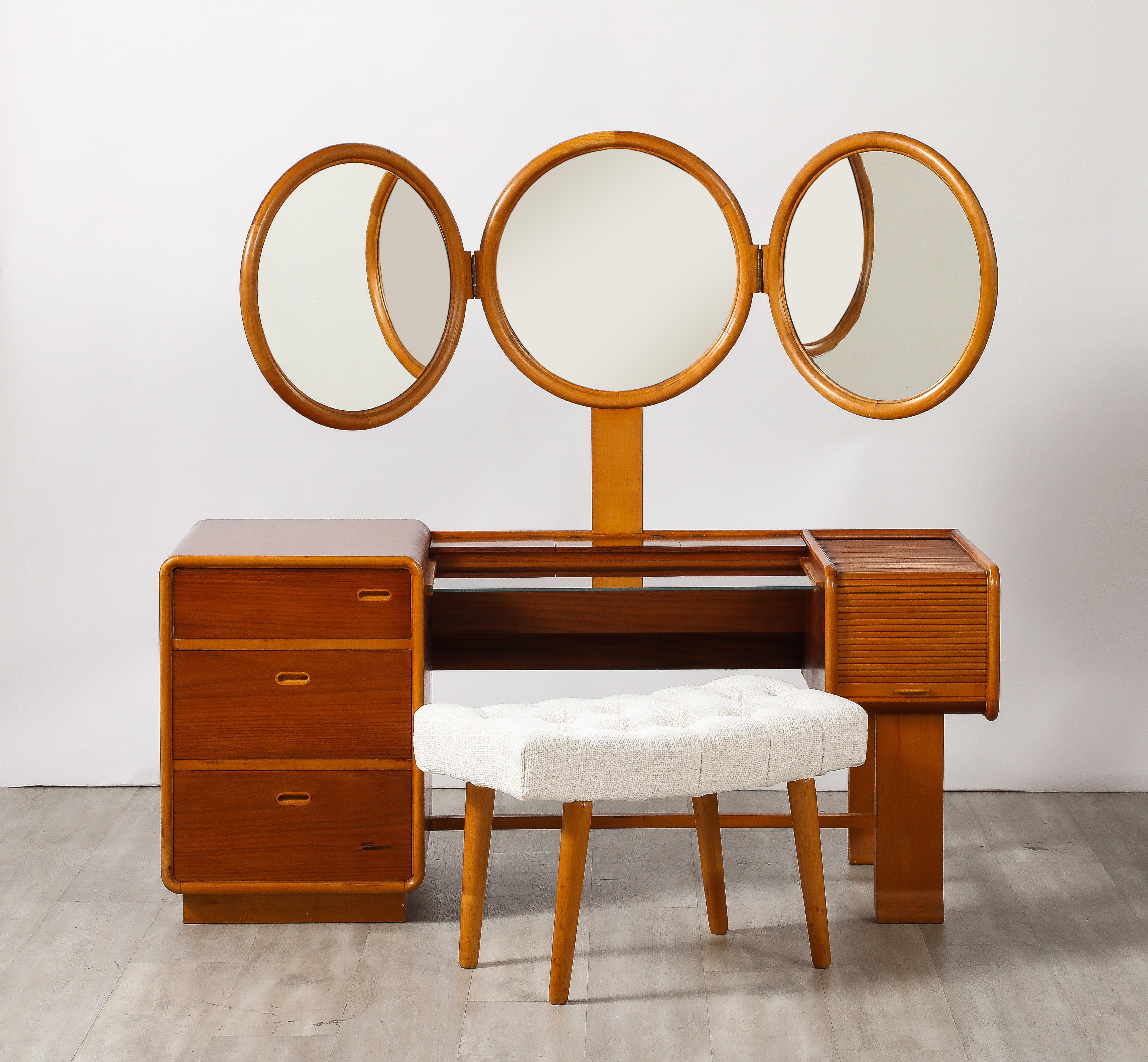 Tavolo da toilette modernista in legno d'acero con sgabello e mobiletto, Italia, circa 1950 
Un tavolo da toilette davvero unico, dalle proporzioni eleganti e graziose.  Realizzato a mano in acero dai toni caldi, il tavolo da toilette presenta tre